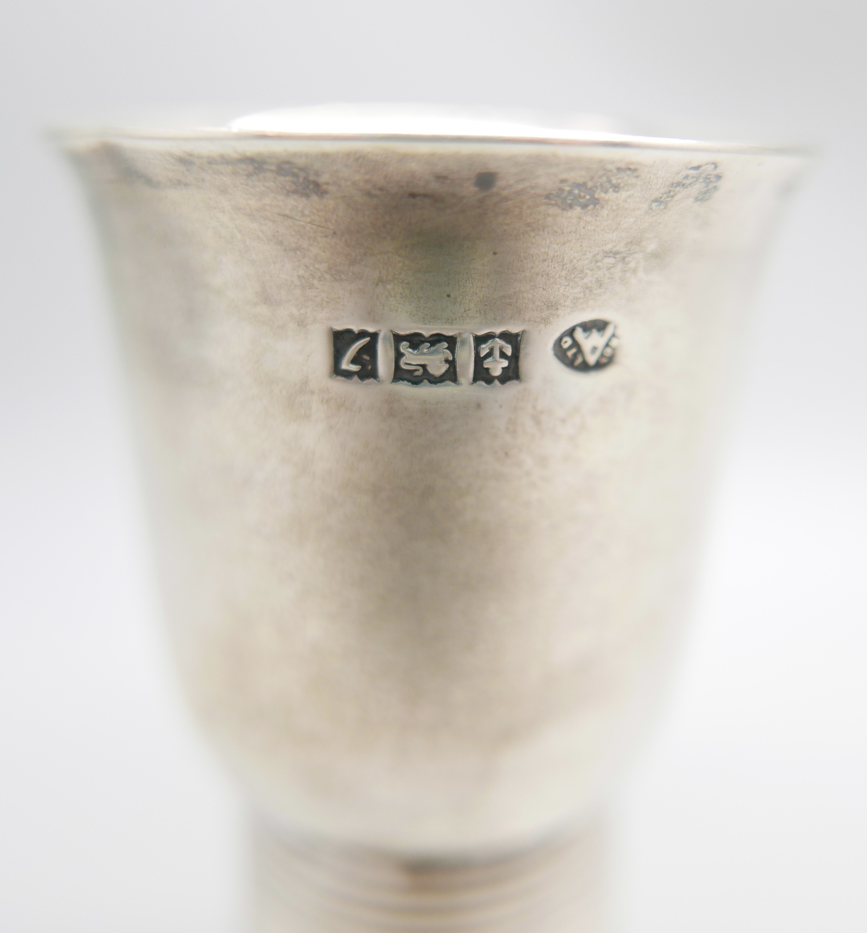 A silver double ended shot measure, Adie Brothers Ltd., Birmingham 1958, 49.1g, 8cm - Image 3 of 3
