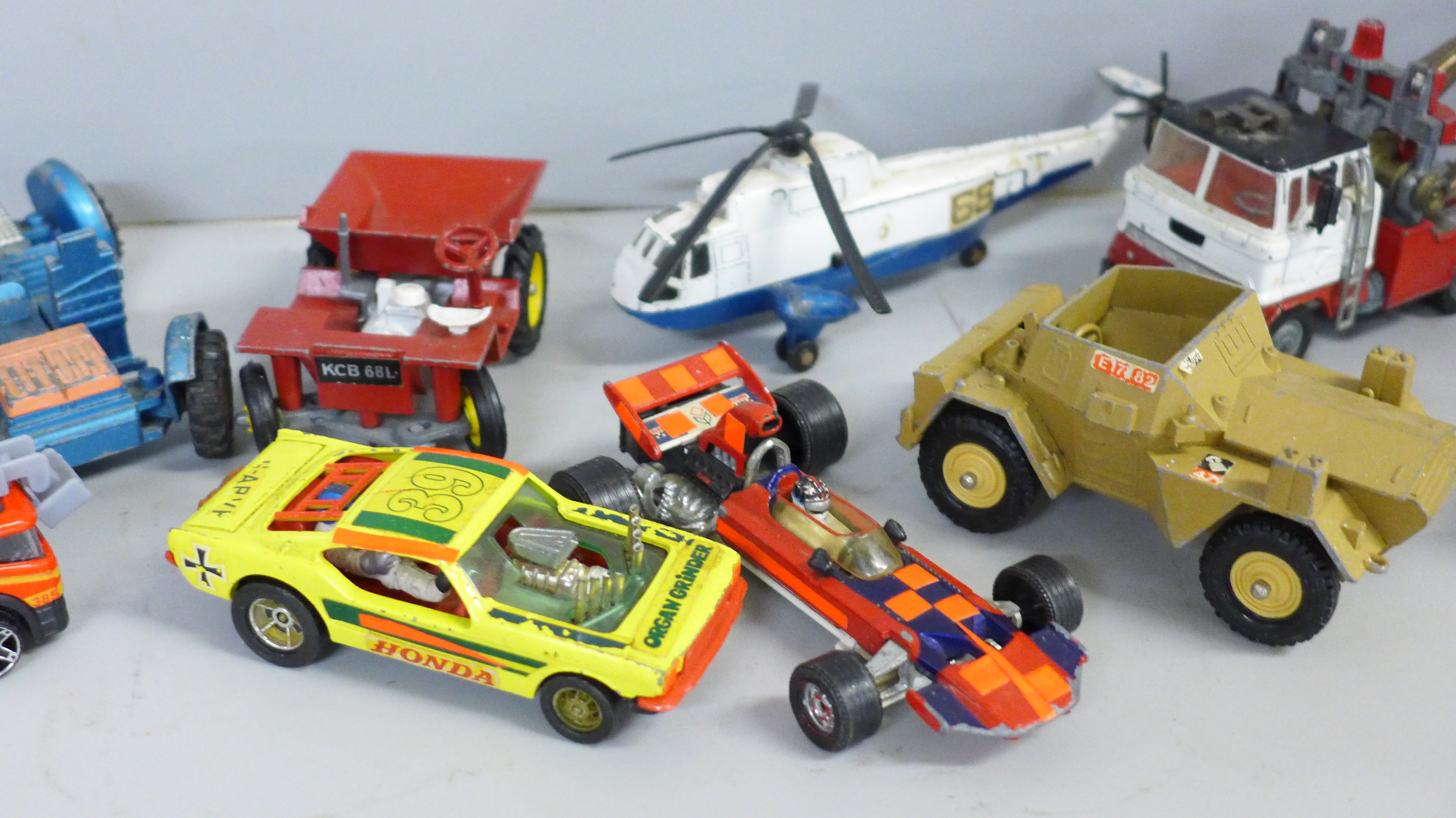 A collection of Dinky, Corgi and Matchbox vehicles, playworn - Image 3 of 5