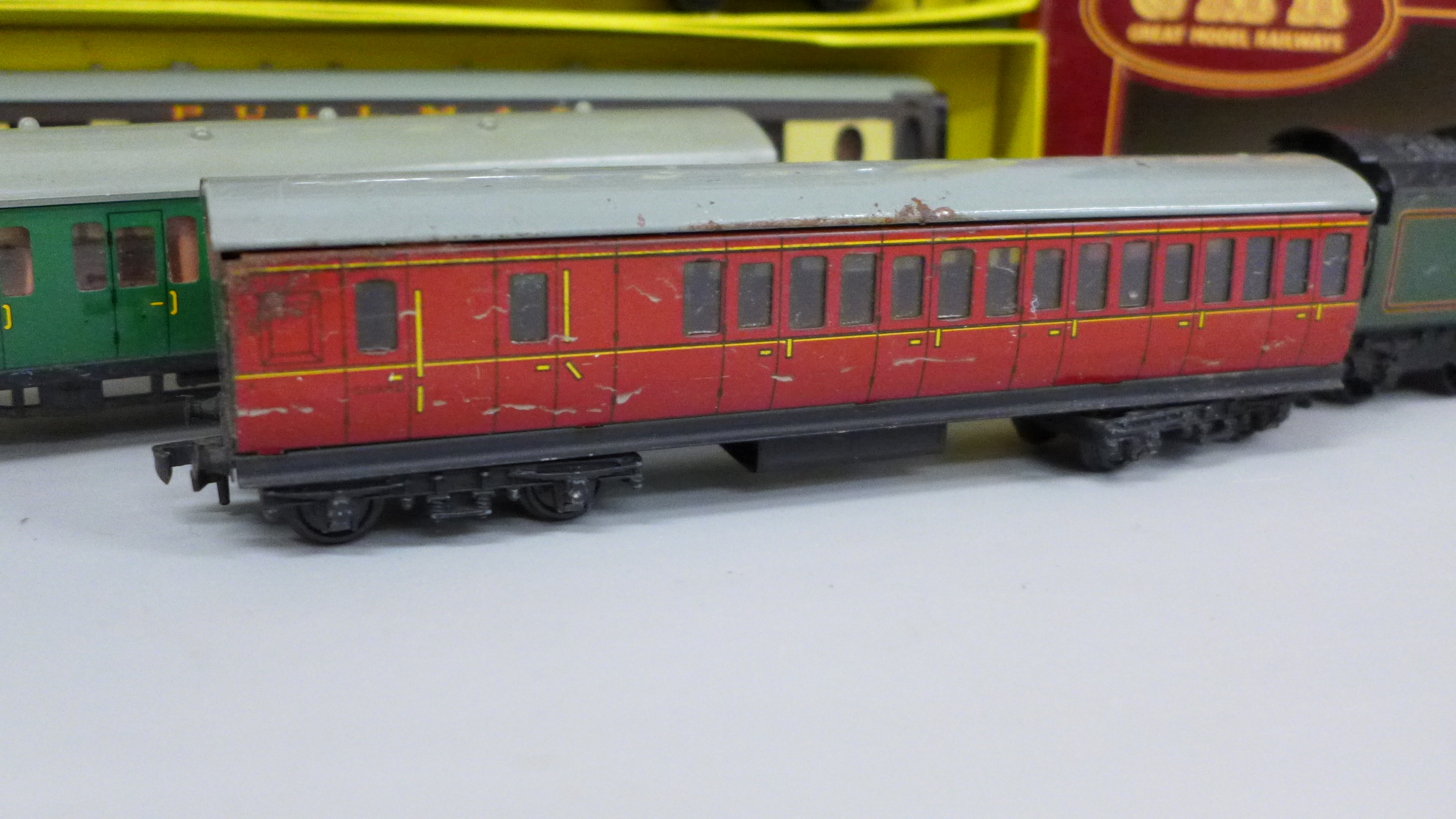 A collection of OO gauge coaches and wagons including Pullman and Corridor LMS GMR coach, boxed - Image 3 of 4