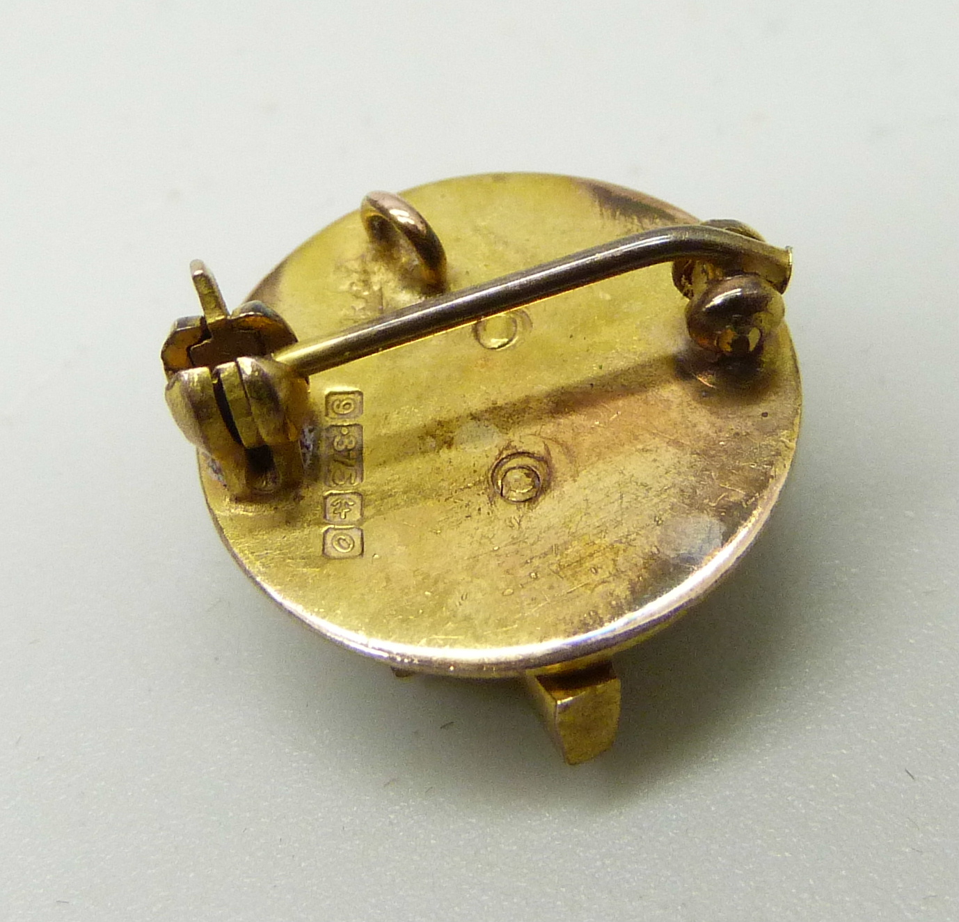 An Avon 9ct gold Highest Honour pin badge, 3.7g - Image 2 of 3