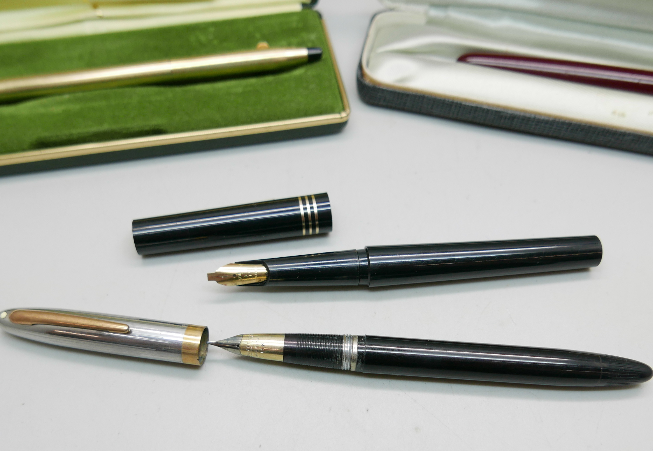 A cased Sheaffer pen with 14k gold nib, a cased Parker pen with gold plated top, a cased Cross - Image 2 of 3