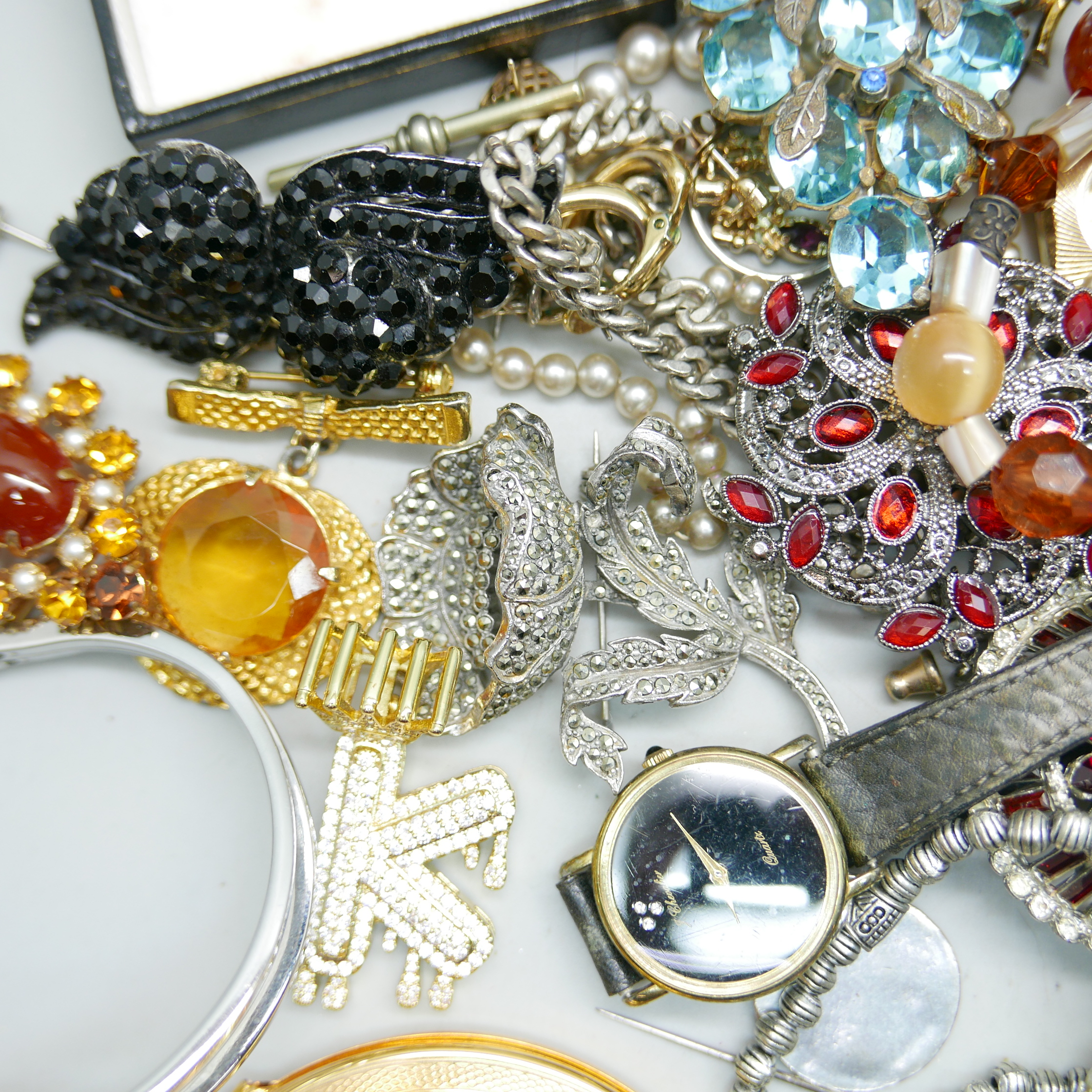 A vintage jewellery box with costume jewellery, a vintage cornflower statement necklace, a blue - Image 3 of 4