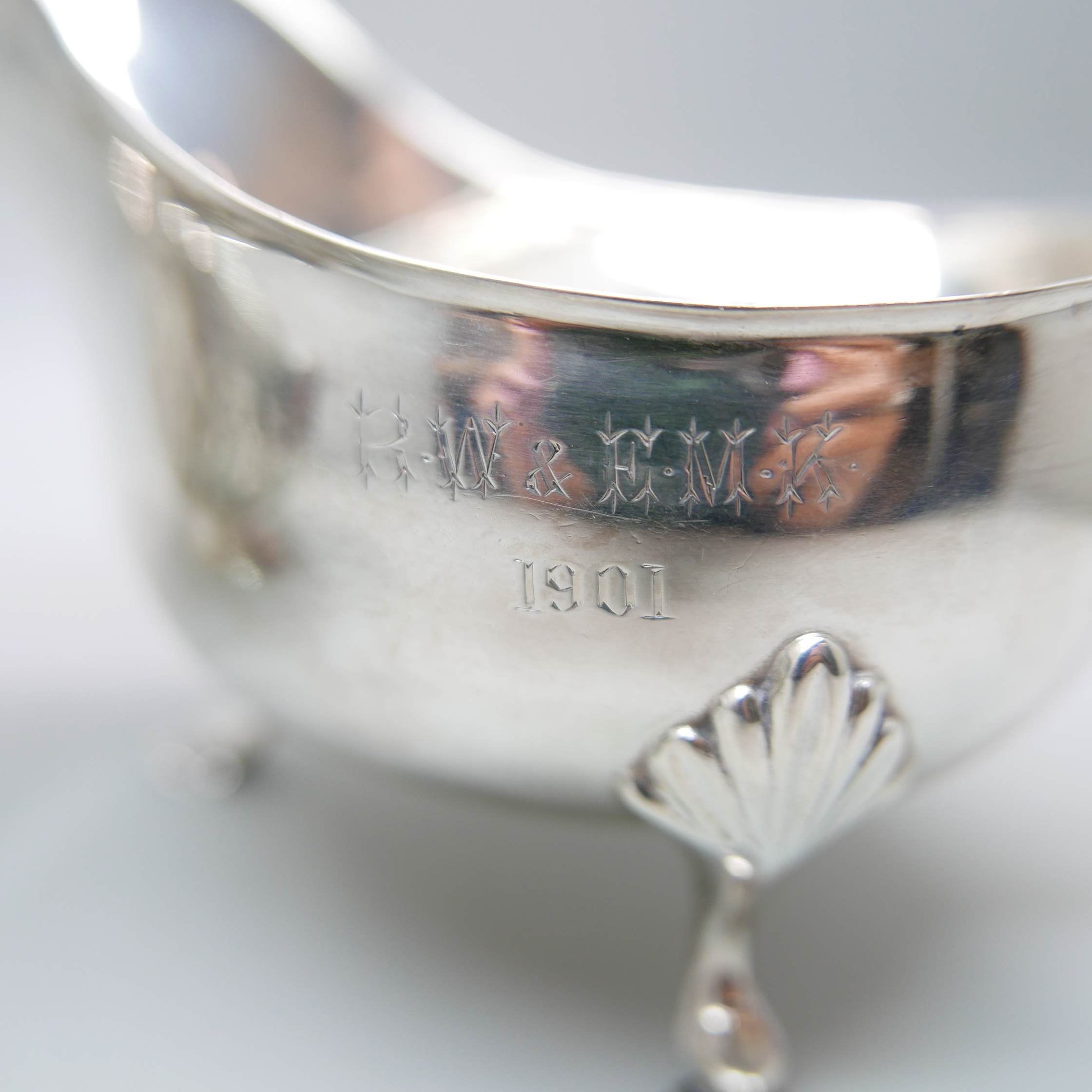 A silver sauce boat and a silver bowl, 253g - Image 2 of 6