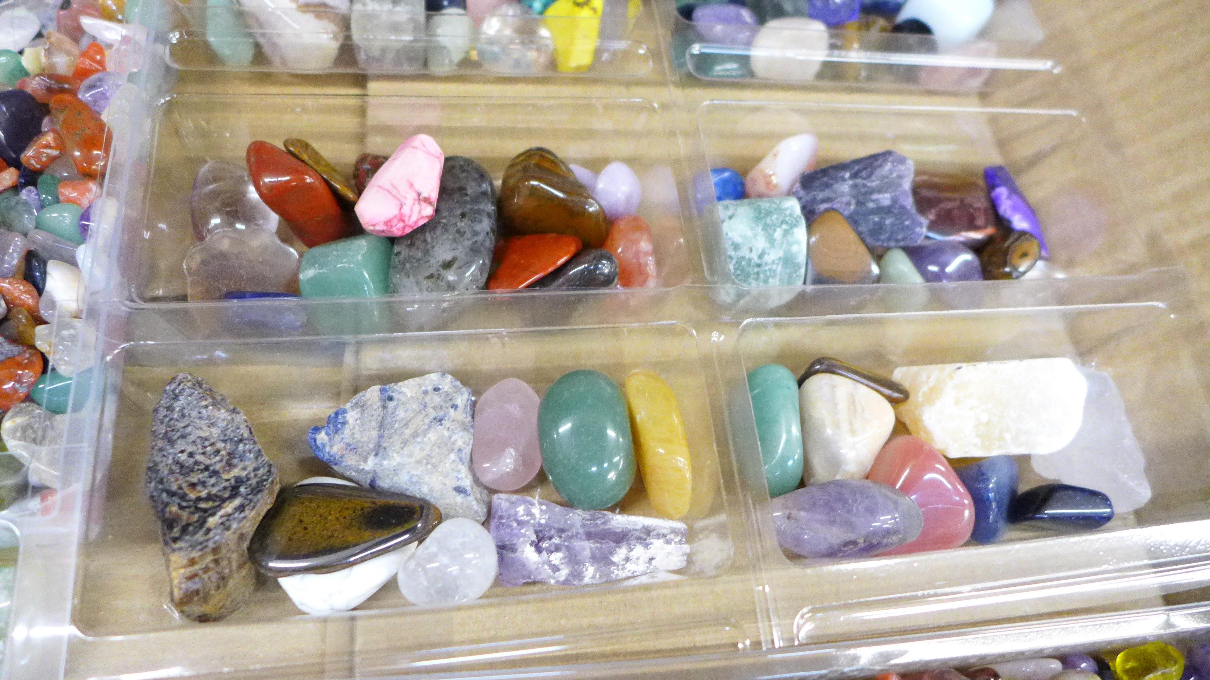 A large collection of semi-precious stones - Image 4 of 5