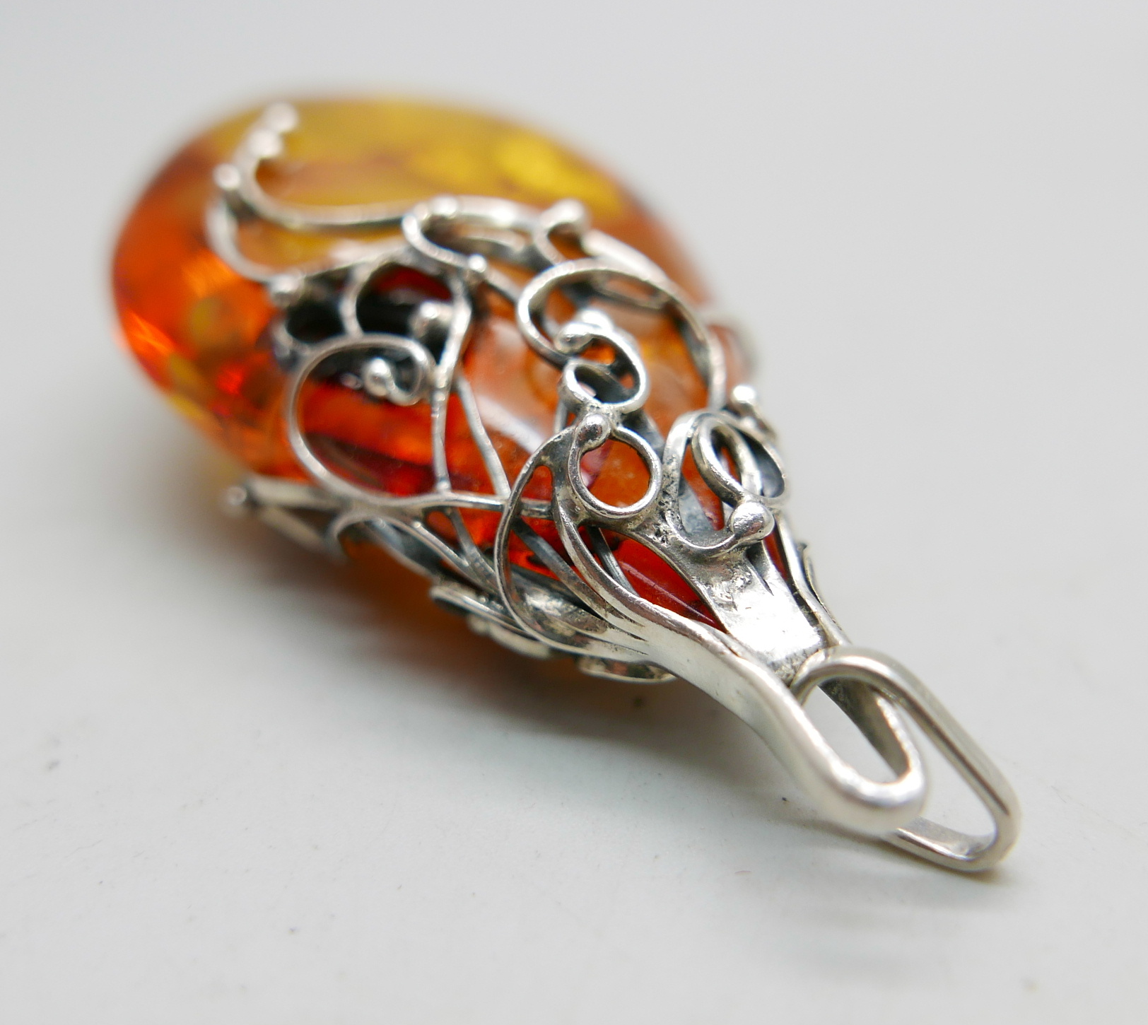 A large silver and amber pendant and chain, 9cm with the loop - Image 3 of 4
