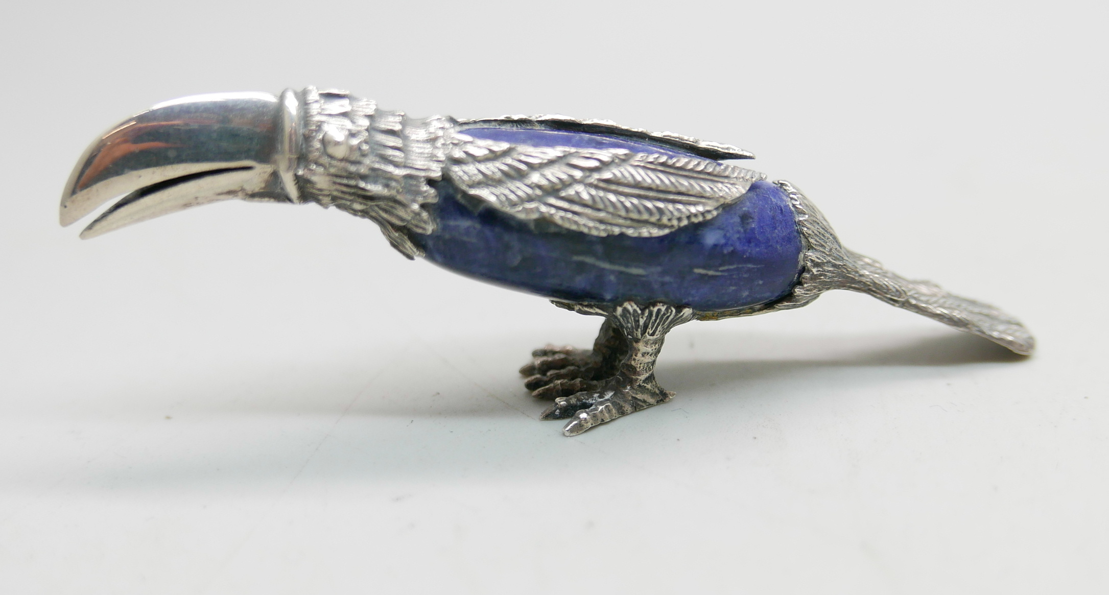 A novelty 925 silver mounted lapis lazuli place marker holder in the form of a toucan, length 9.5cm - Image 2 of 5