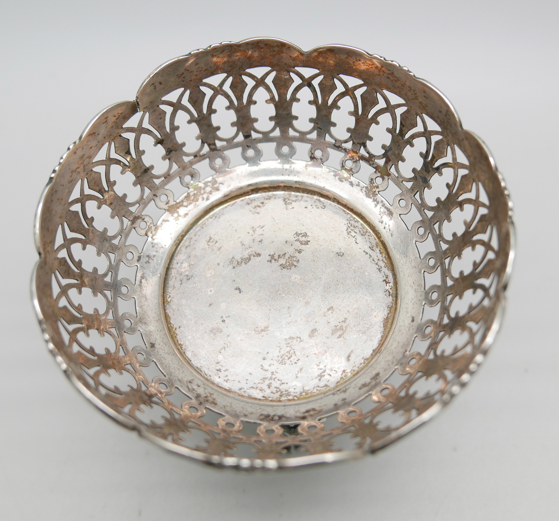 A pierced silver dish, Birmingham 1912, 75g, diameter 9cm - Image 2 of 4