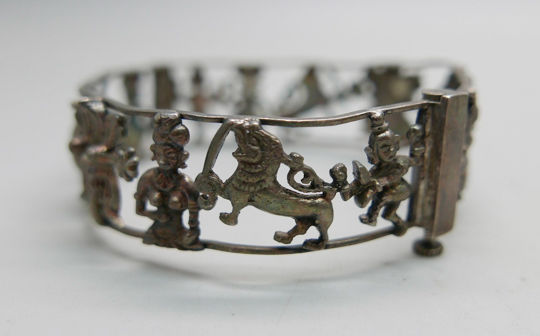 One vintage eastern inspired silver bangle with temples, elephants, etc., and a silver cable - Image 3 of 4