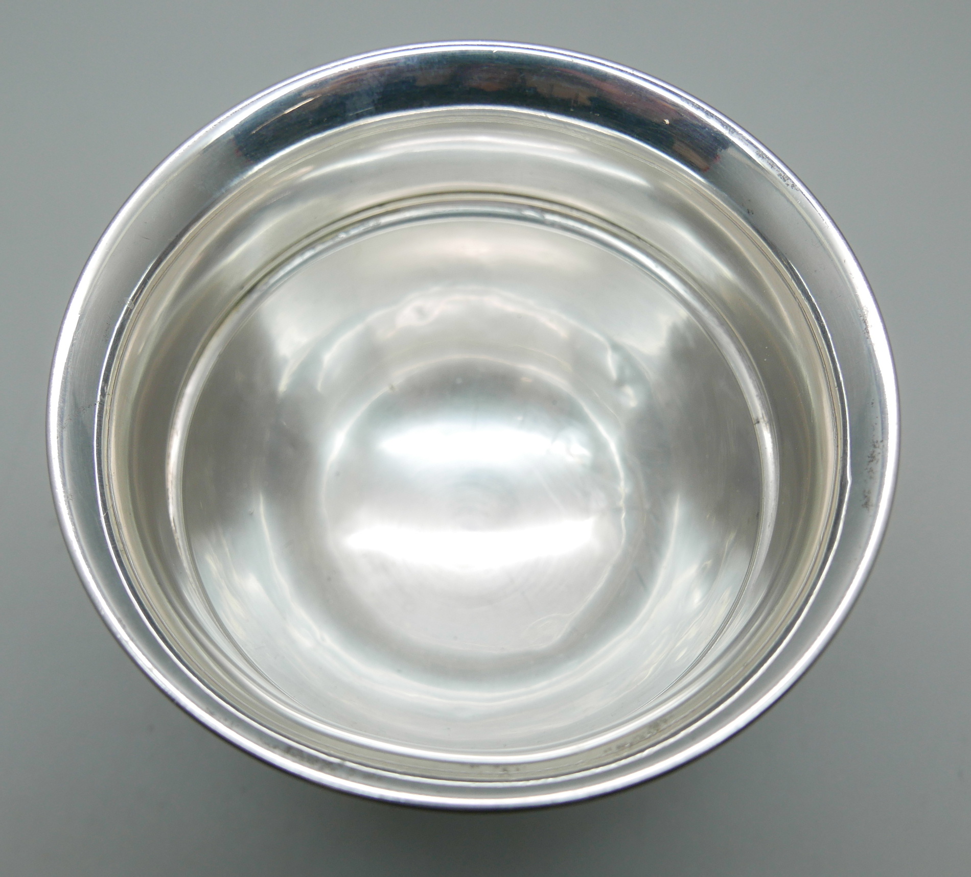 A silver bowl, London 1911, 65g, diameter 9.5cm - Image 3 of 3