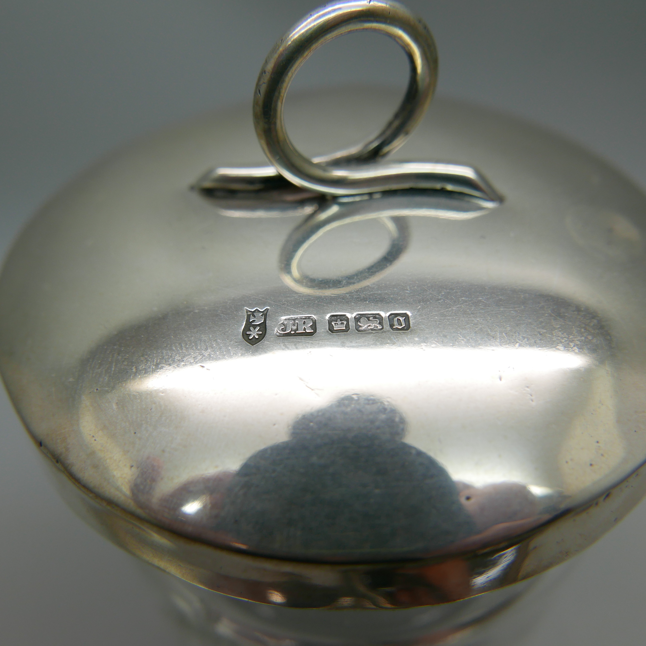 A silver and tortoiseshell hand mirror and a silver topped glass preserve jar, lid 37g - Image 4 of 6