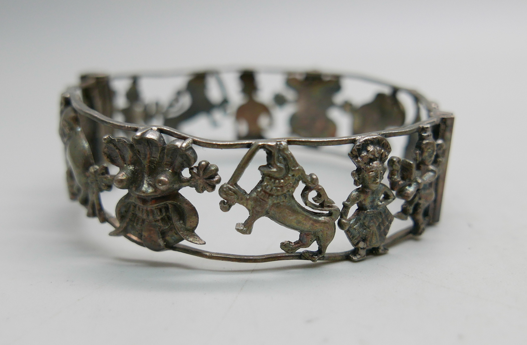 One vintage eastern inspired silver bangle with temples, elephants, etc., and a silver cable - Image 2 of 4