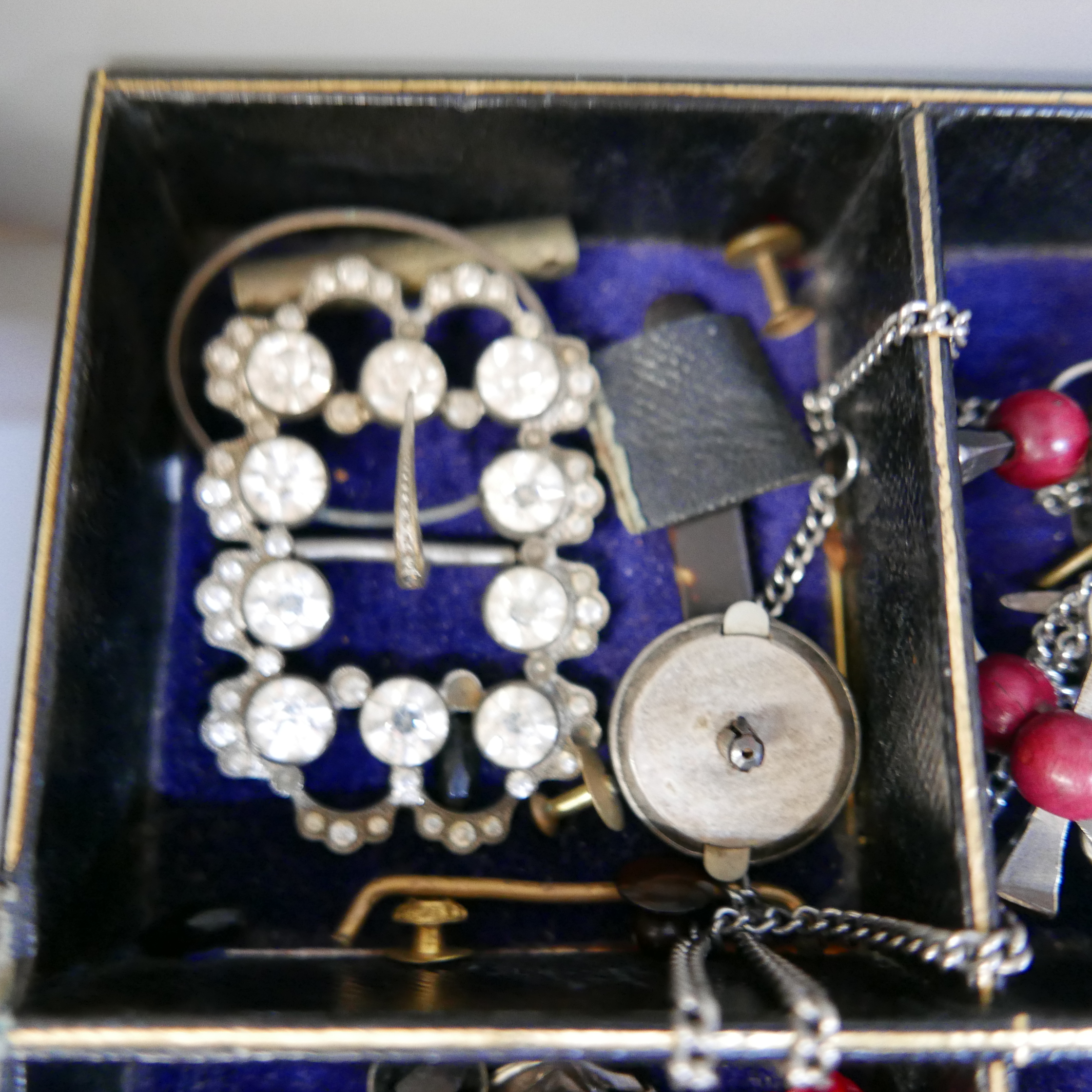 A Victorian jewellery box with vintage jewellery , a victorian carved jet bluebell love brooch (af), - Image 6 of 7