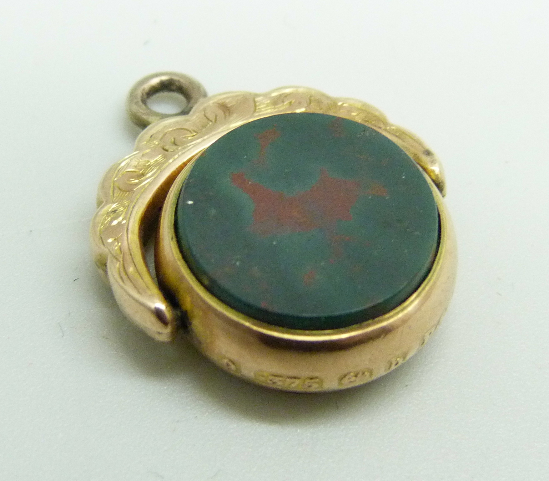 A 9ct gold swivel fob set with carnelian and bloodstone, Birmingham 1901, Pearce and Thompson, 3.9g - Image 2 of 3