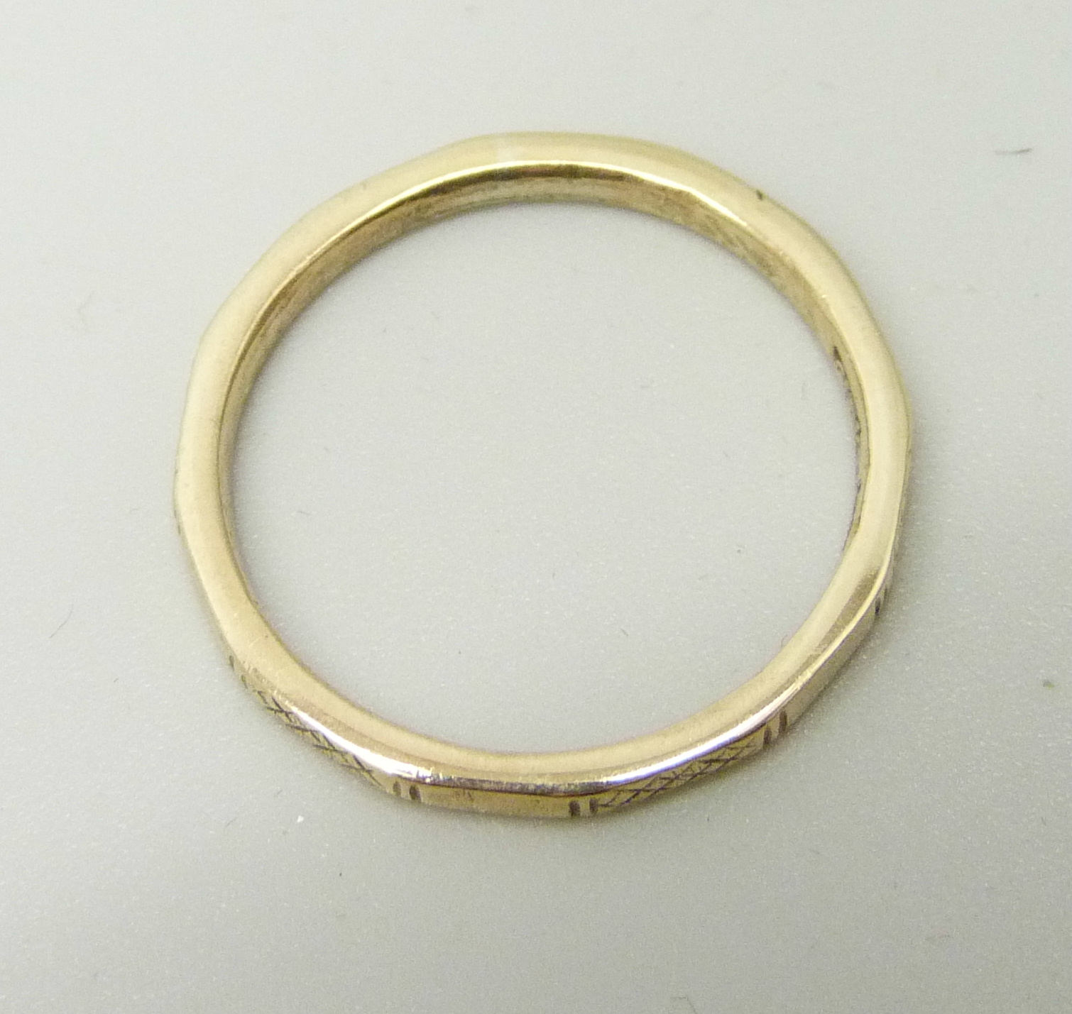 A 9ct gold ring, 1.7g, O - Image 3 of 3
