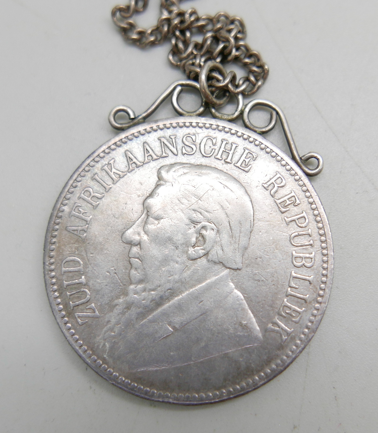 A South African mounted 5 shillings coin, 1892, on a silver chain, 41g - Image 2 of 4