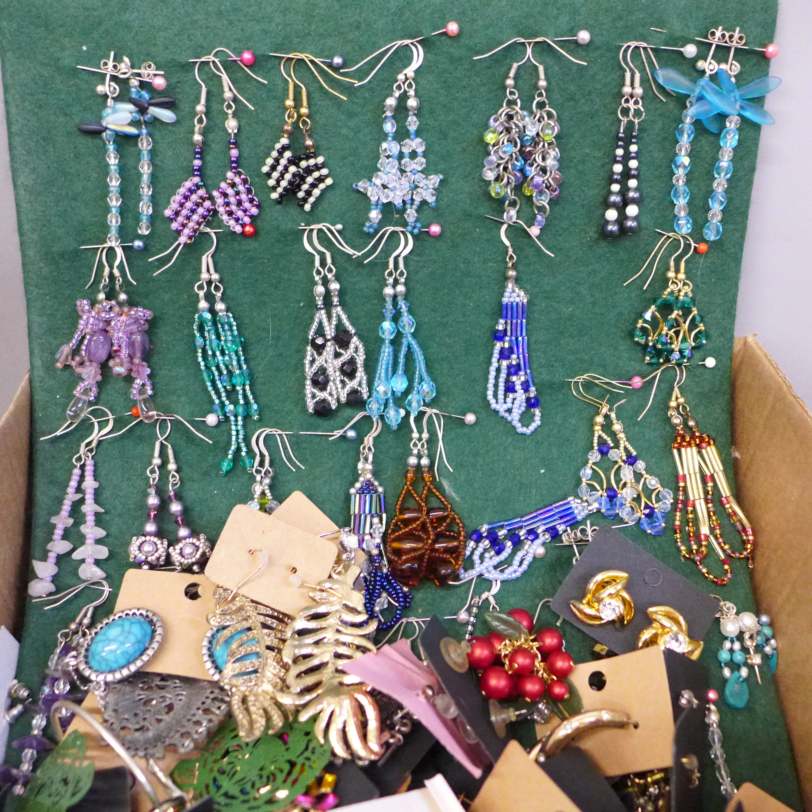 A large quantity of vintage and modern earrings - Image 3 of 4