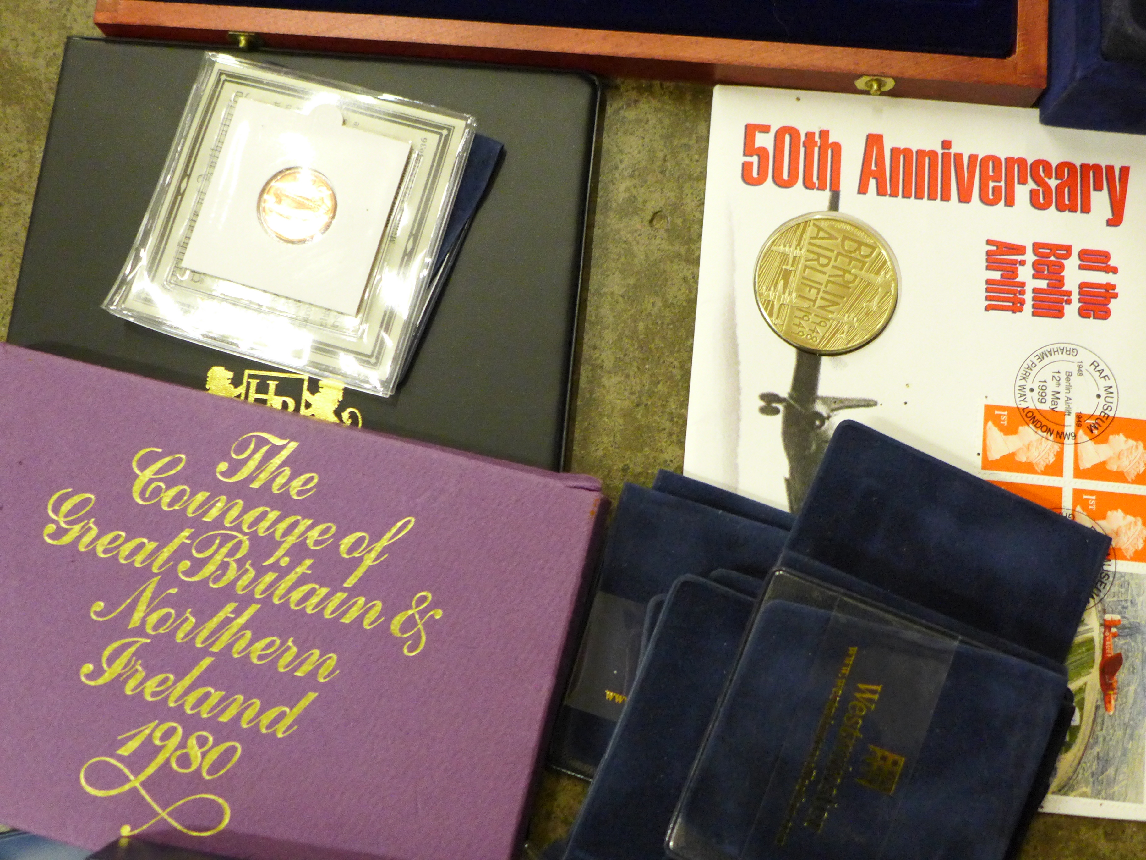 Commemorative coins, a Berlin Airlift first day coin cover, etc., also some empty cases and coin - Image 5 of 5