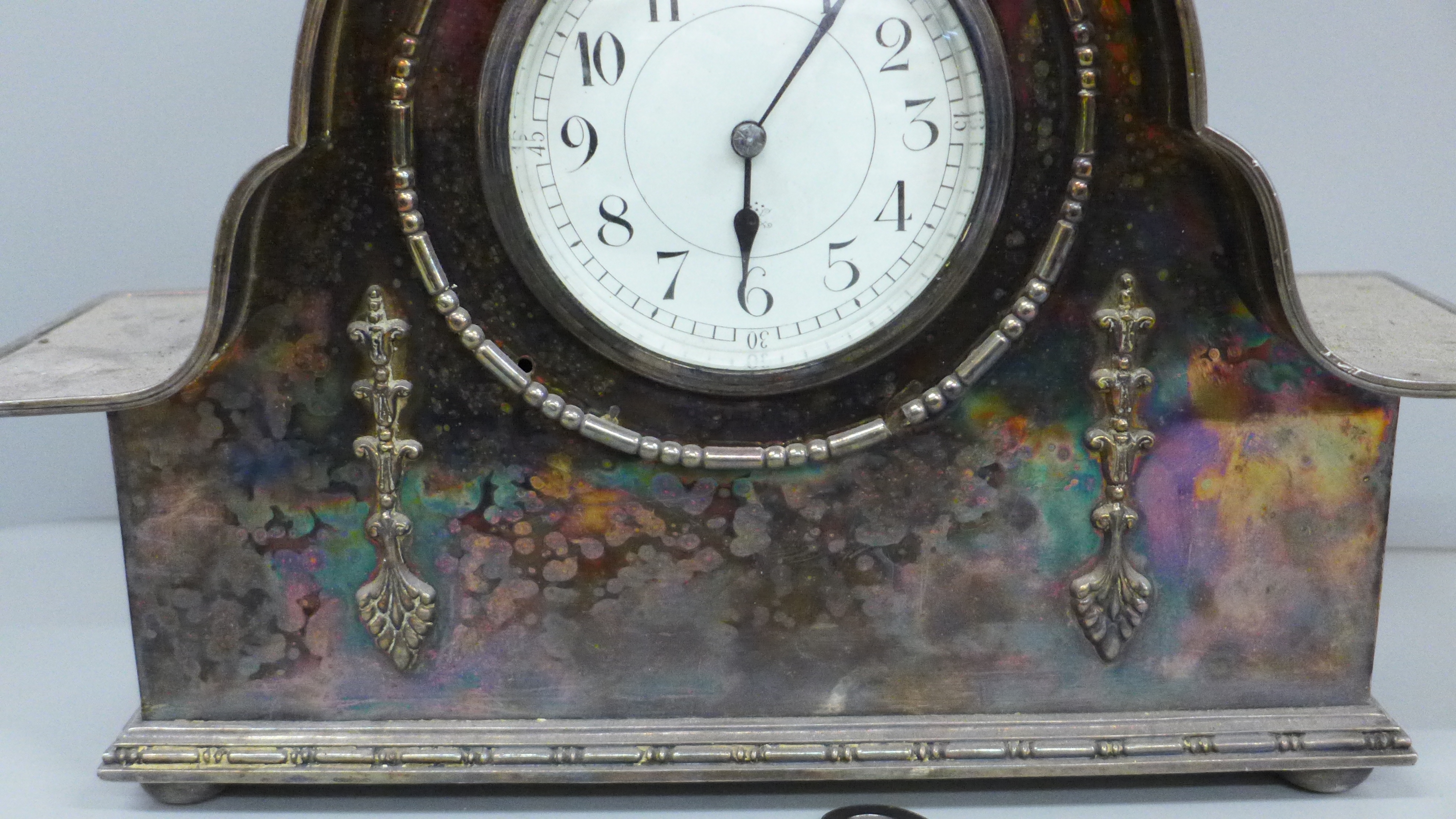 A silver plated mantel clock with French movement, 32cm wide, with key - Image 3 of 6