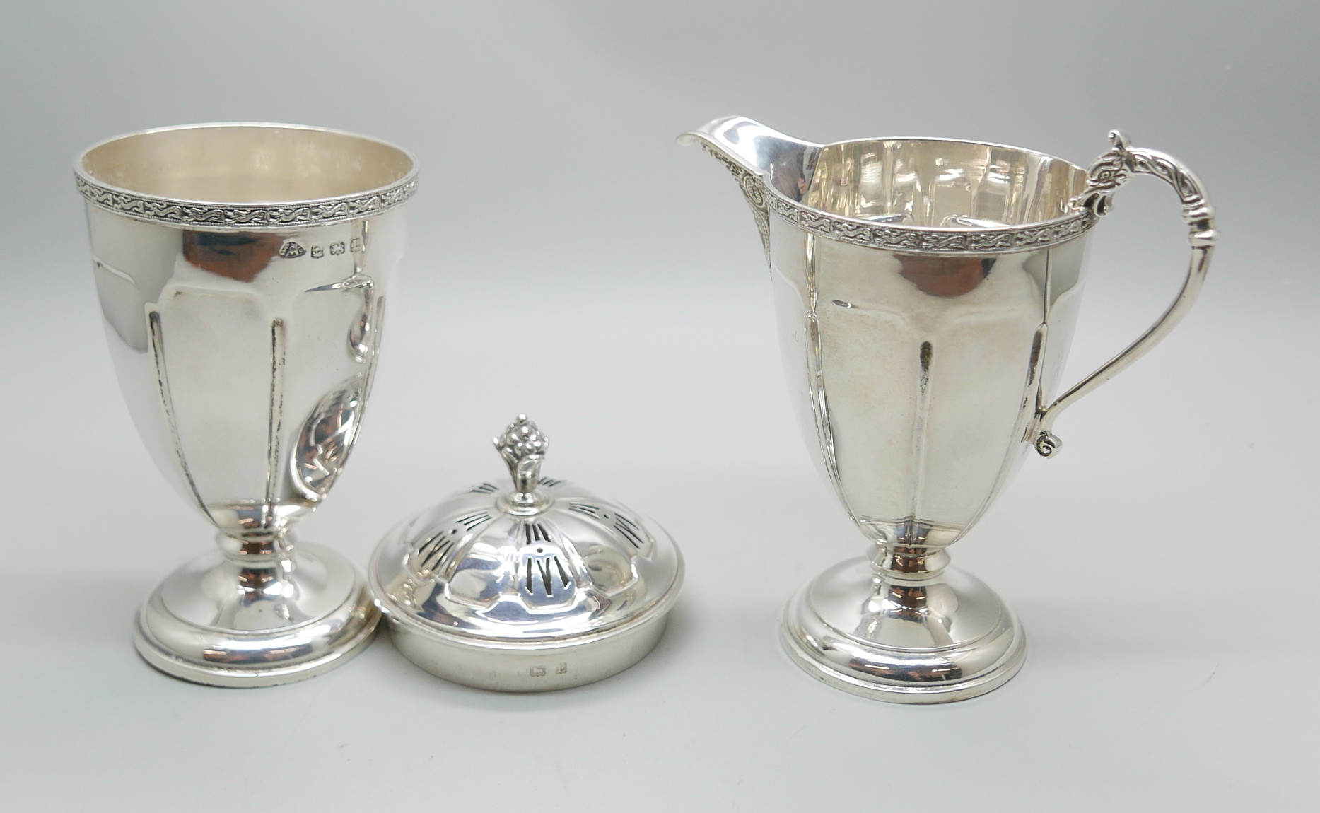 A silver cream jug and a matching sugar shaker by Adie Bros., Birmingham 1935, 207g, (both bases a/ - Image 6 of 6