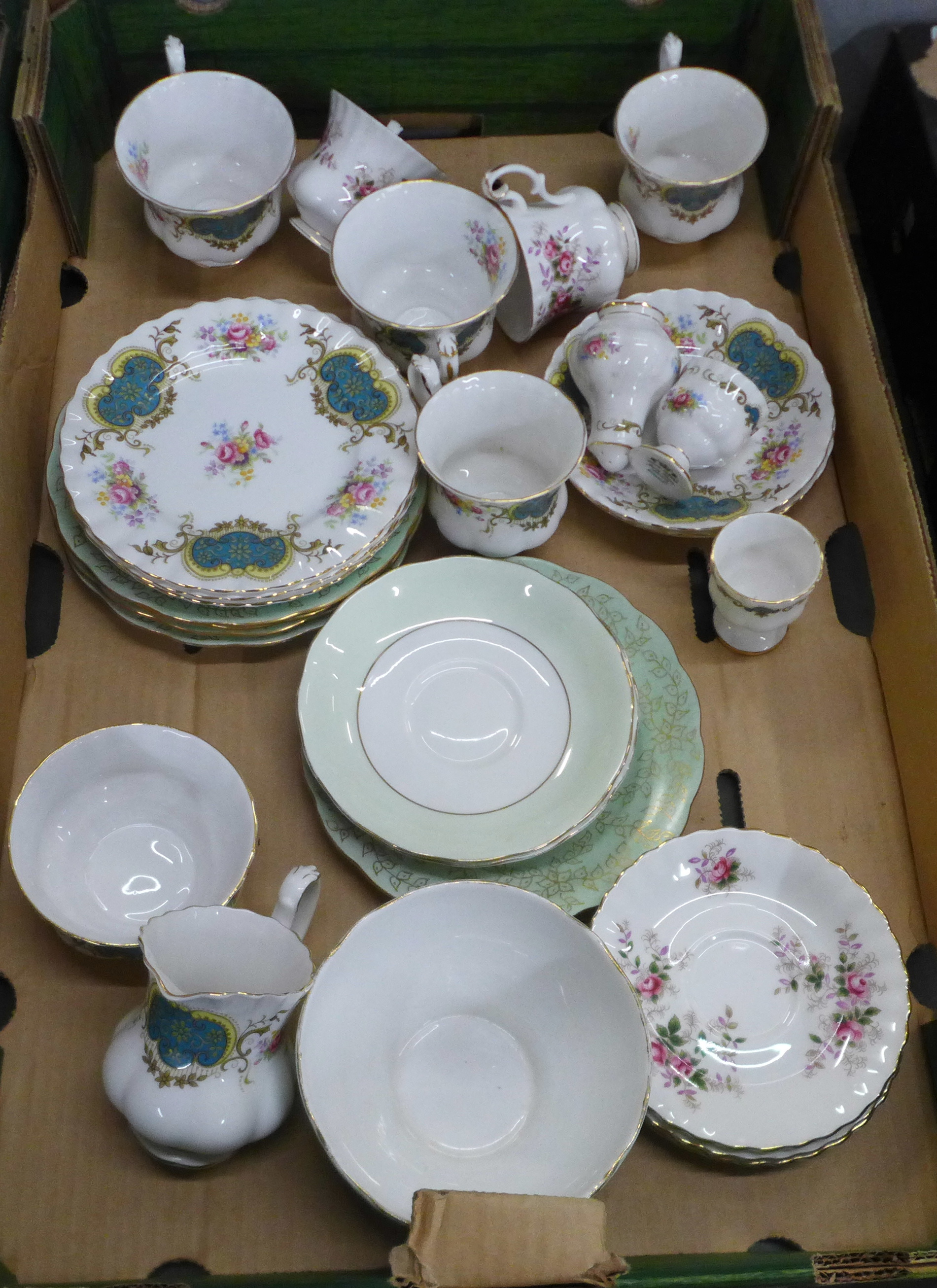 Wedgwood Mirabelle R4537 tea and dinnerwares, six setting, cups, saucers, dinner, tea and side - Image 3 of 3