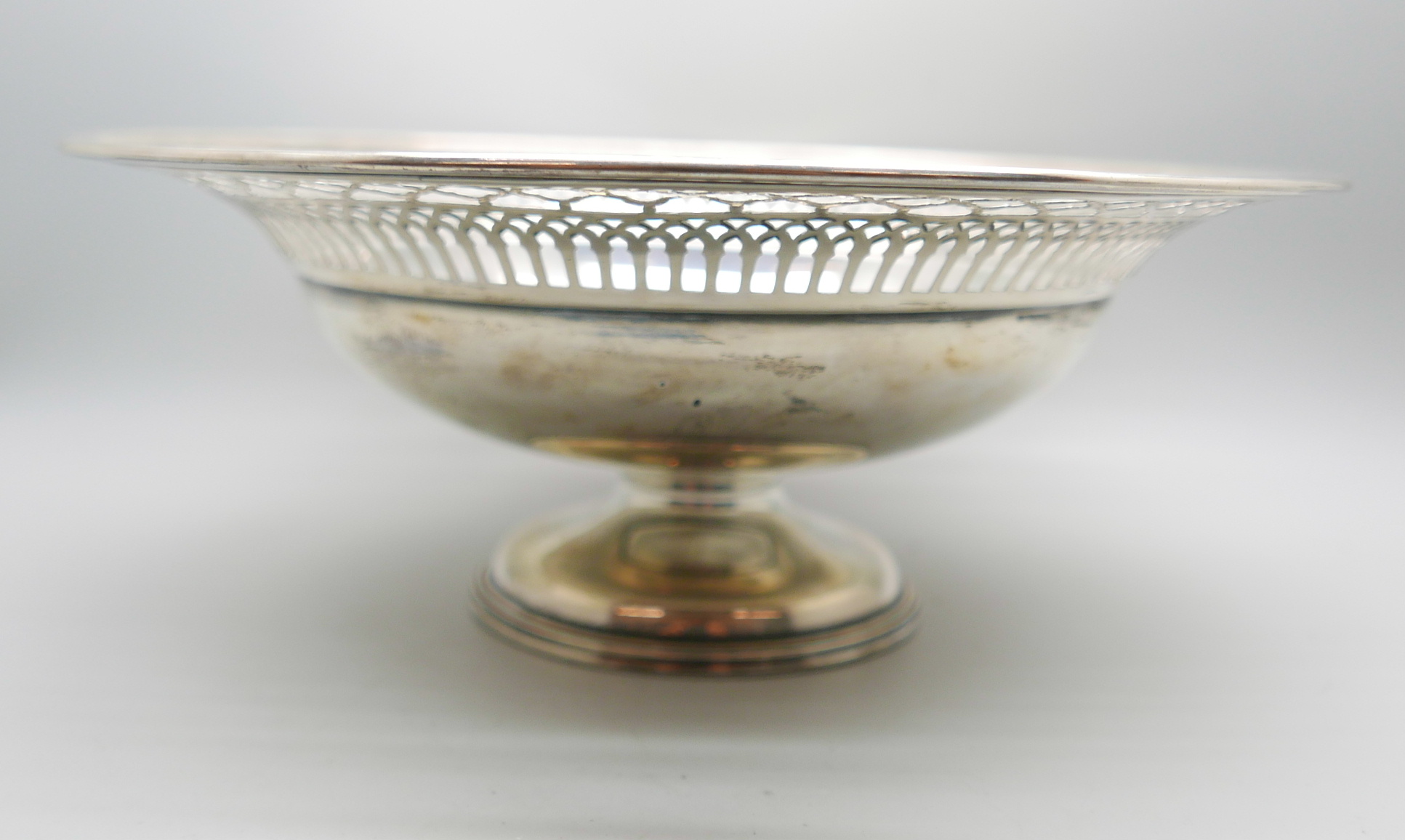 A pierced silver pedestal dish, Chester 1916, 397g, diameter 25cm - Image 5 of 5