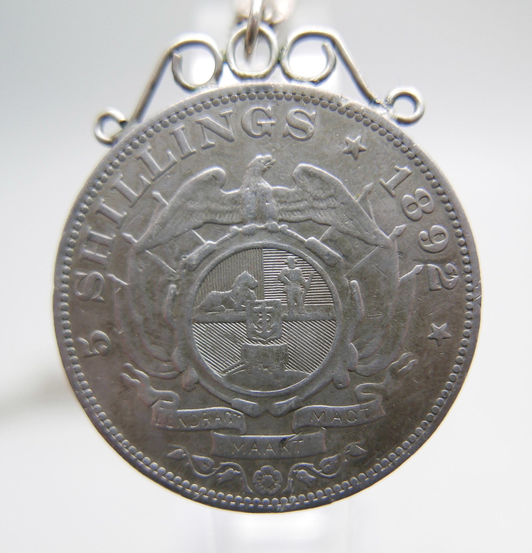 A South African mounted 5 shillings coin, 1892, on a silver chain, 41g - Image 3 of 4