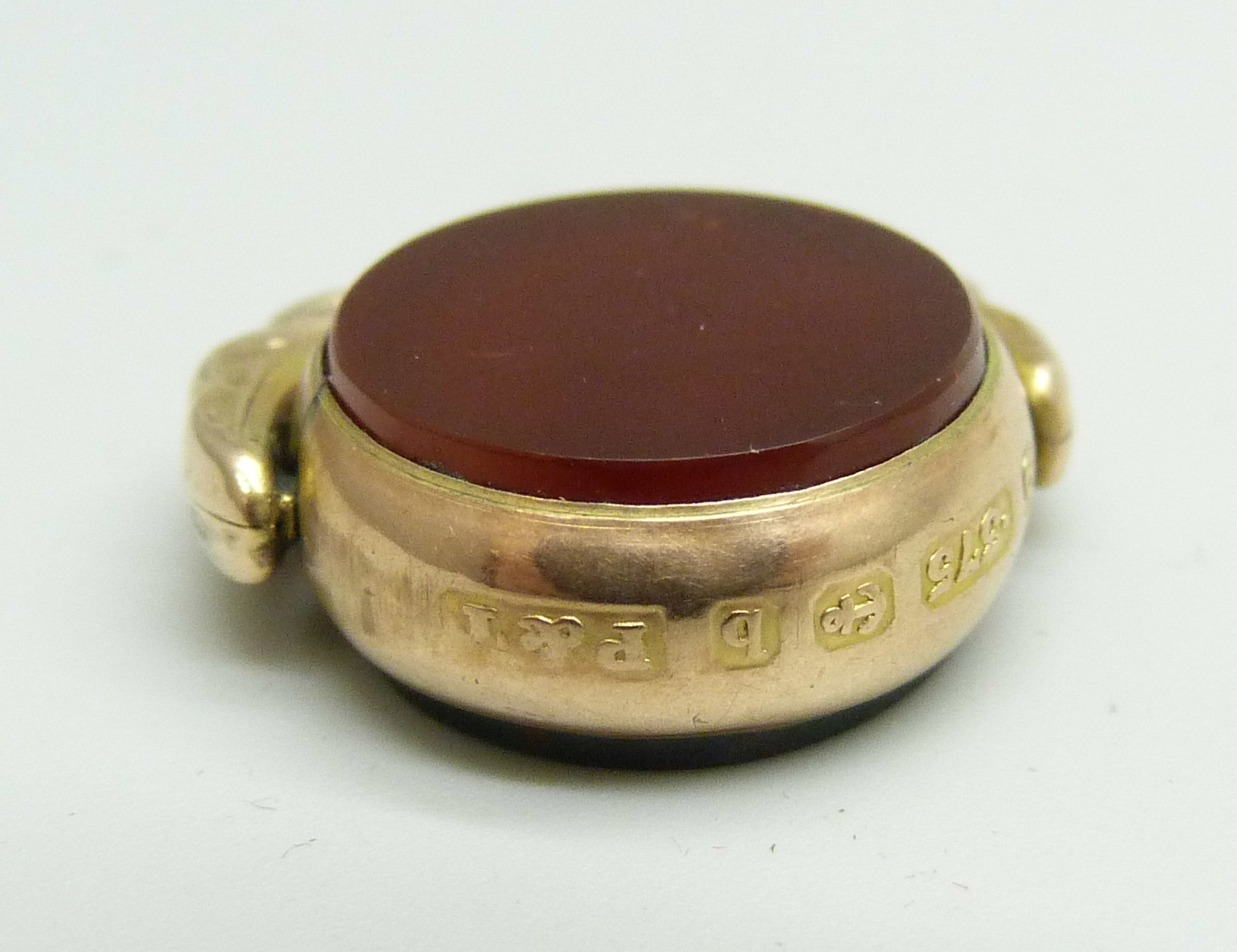 A 9ct gold swivel fob set with carnelian and bloodstone, Birmingham 1901, Pearce and Thompson, 3.9g - Image 3 of 3