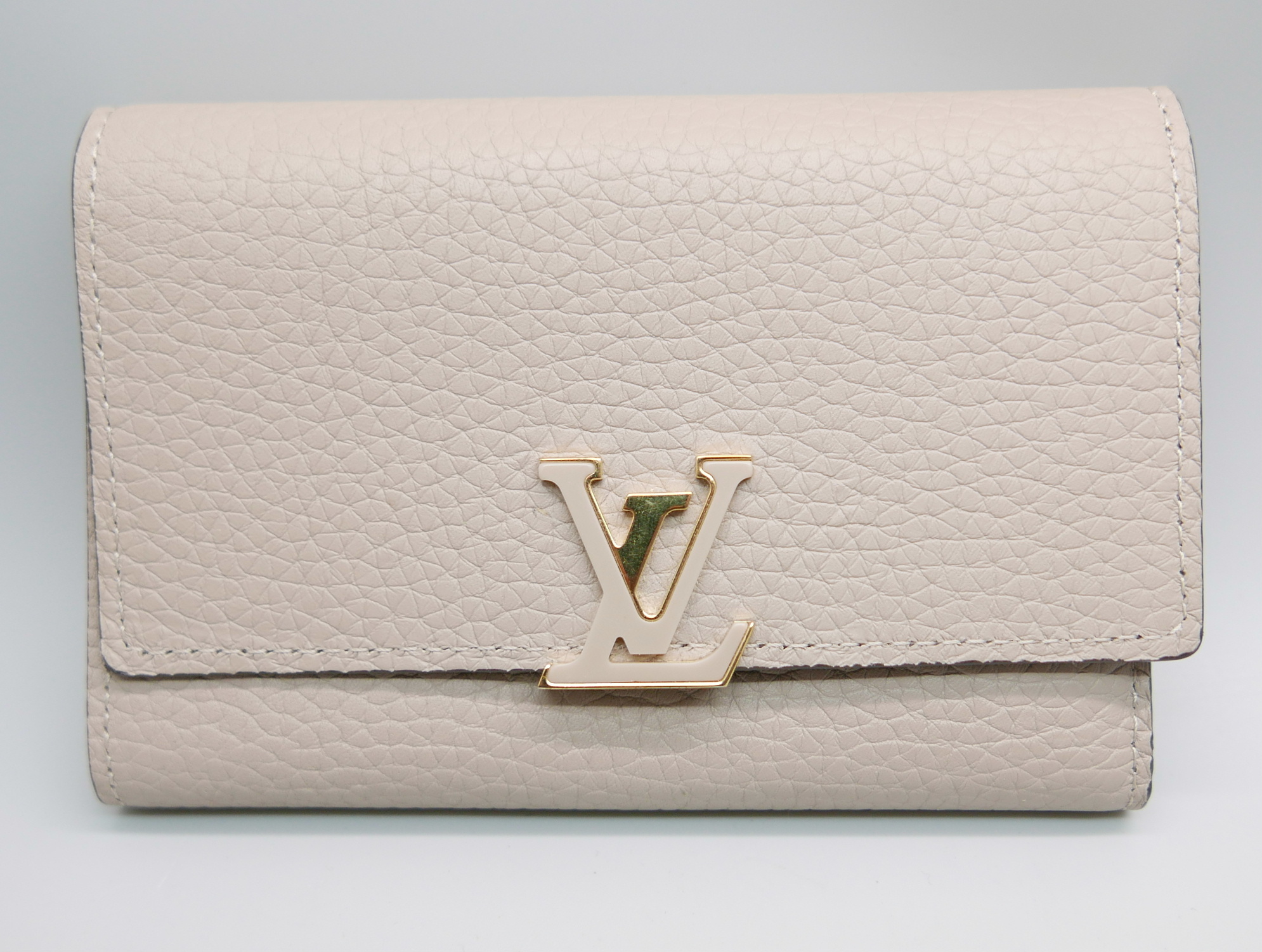 A lady's Louis Vuitton purse, boxed