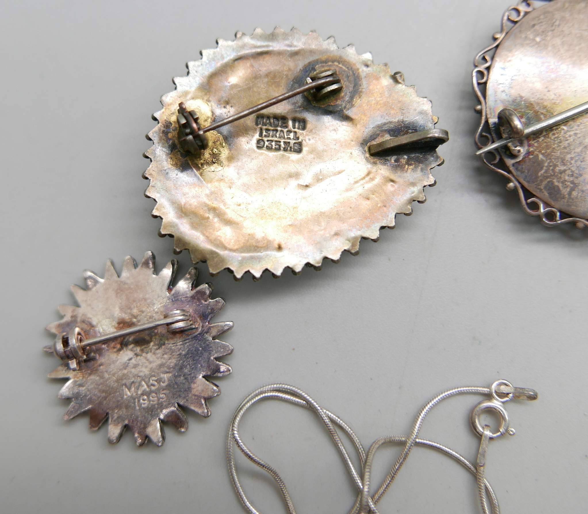 Three brooches and two pendants on silver chains - Image 2 of 2
