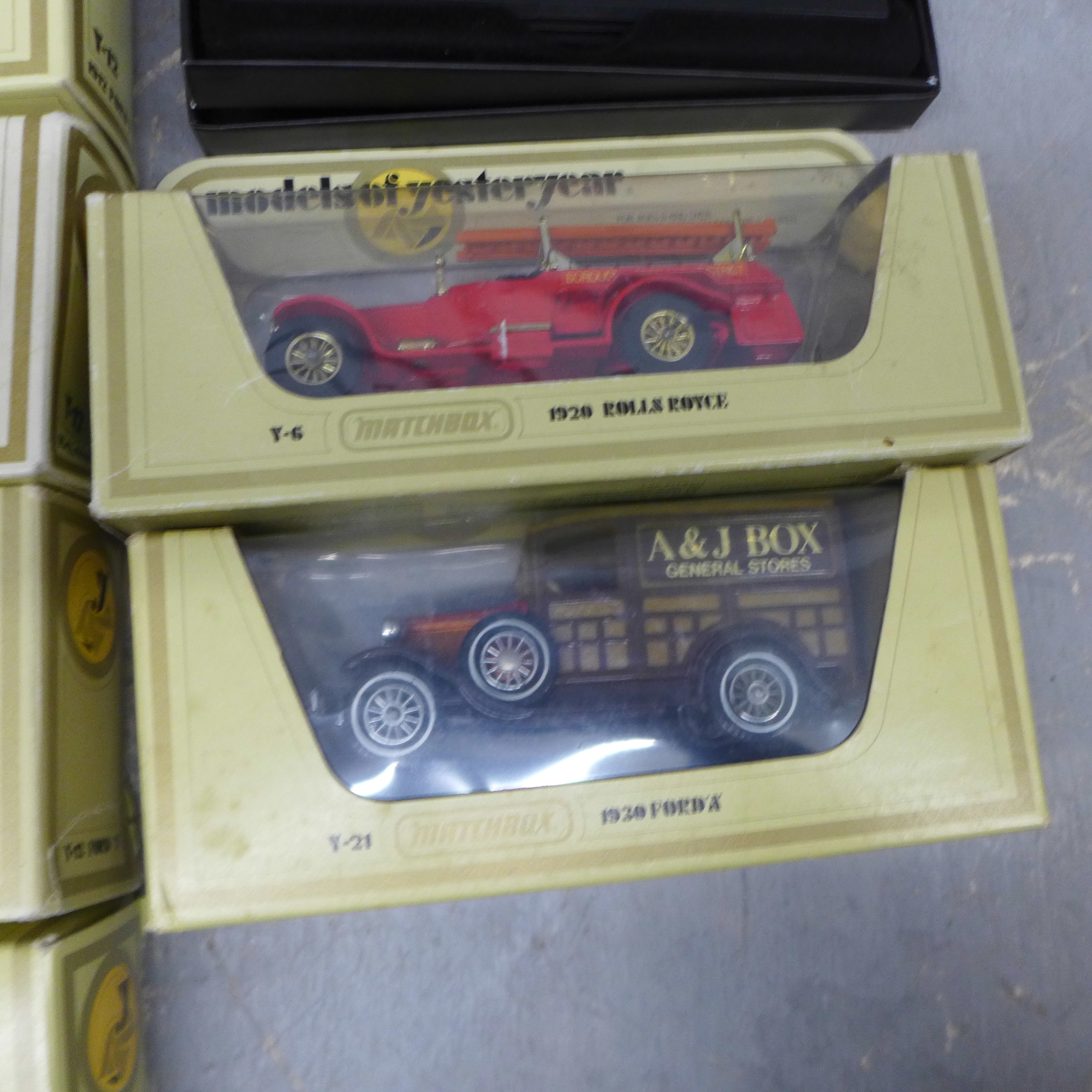 A collection of model vehicles, twelve Matchbox Models of Yesteryear including Y-27 1922 Foden C - Image 8 of 8