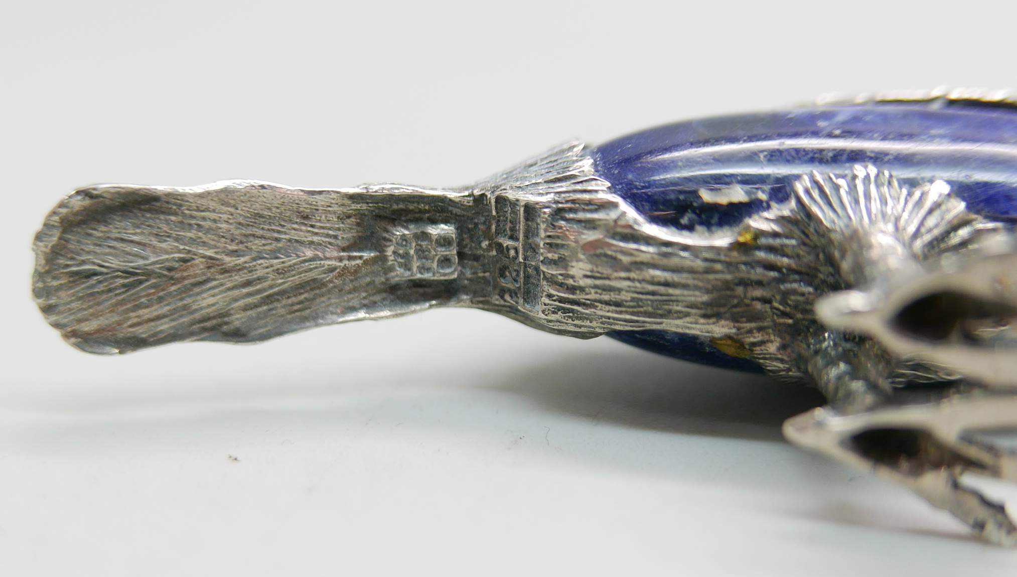 A novelty 925 silver mounted lapis lazuli place marker holder in the form of a toucan, length 9.5cm - Image 4 of 5