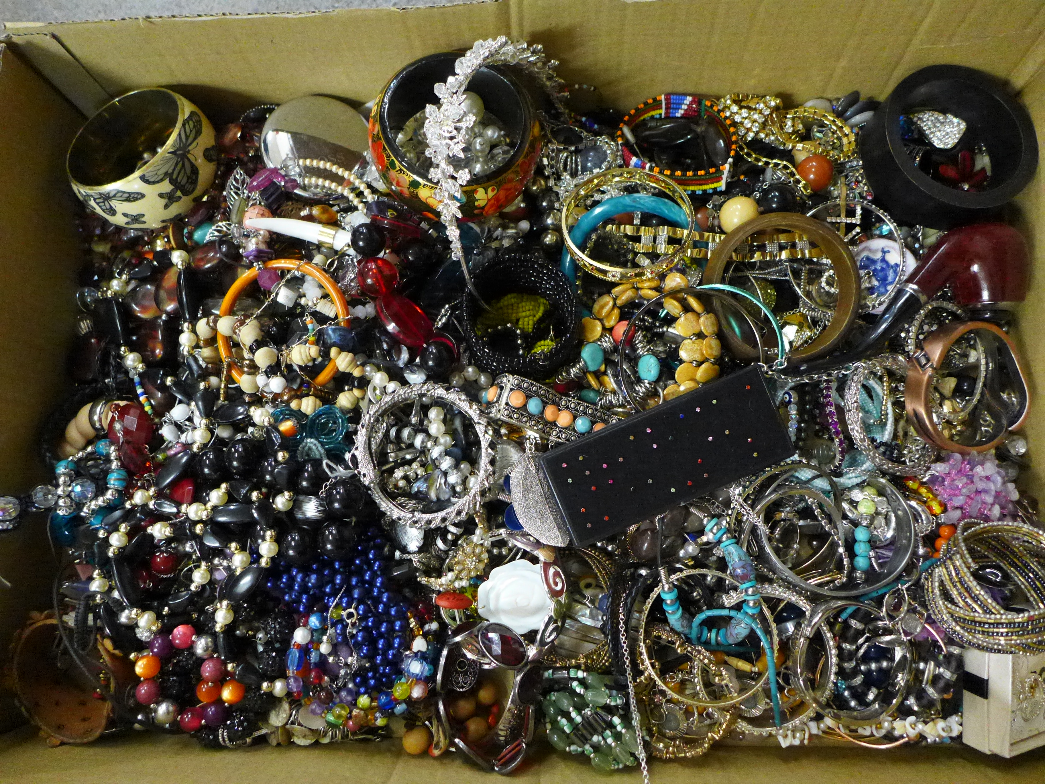 A large collection of costume jewellery - Image 2 of 2