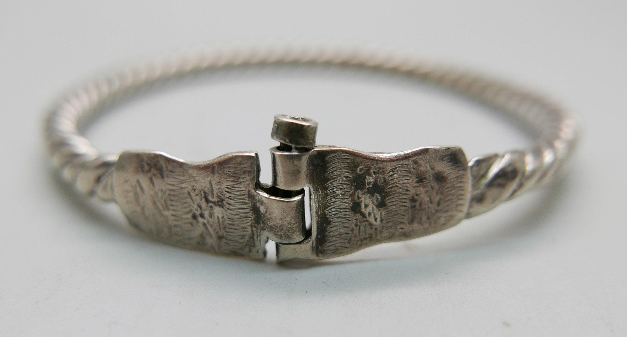One vintage eastern inspired silver bangle with temples, elephants, etc., and a silver cable - Image 4 of 4