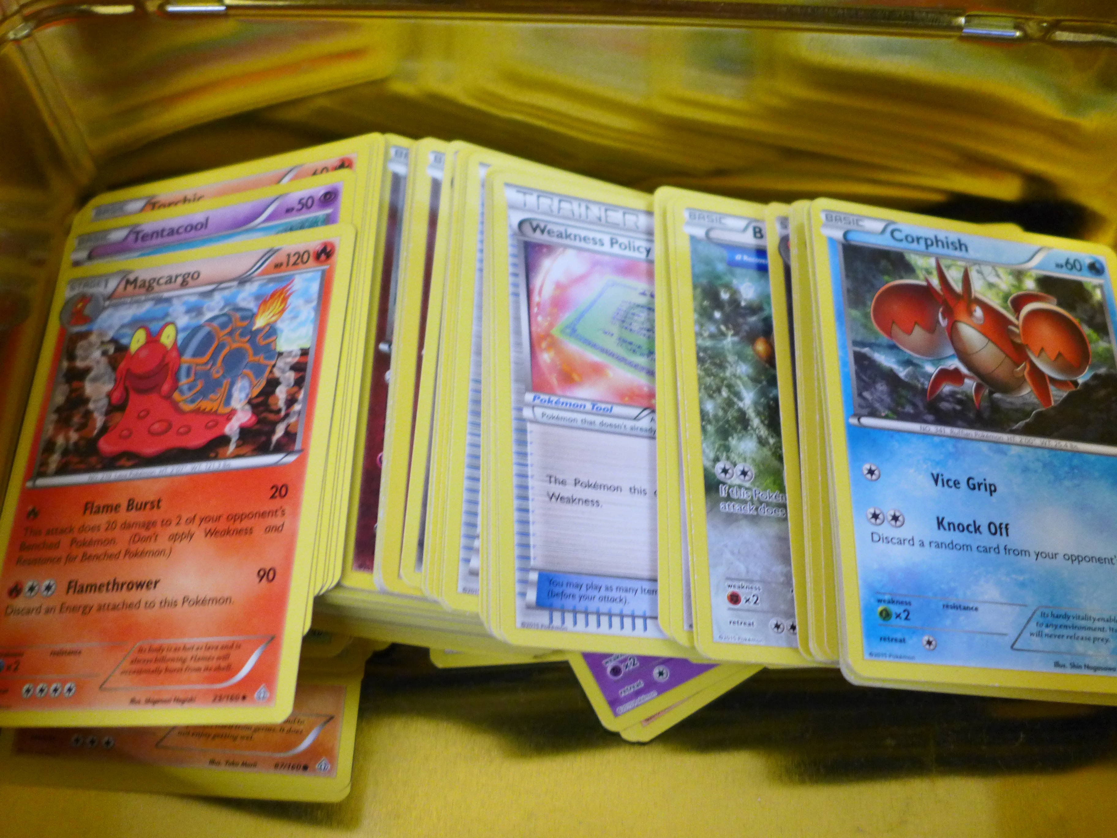 A large quantity of Pokemon cards in collectors tins - Image 6 of 7