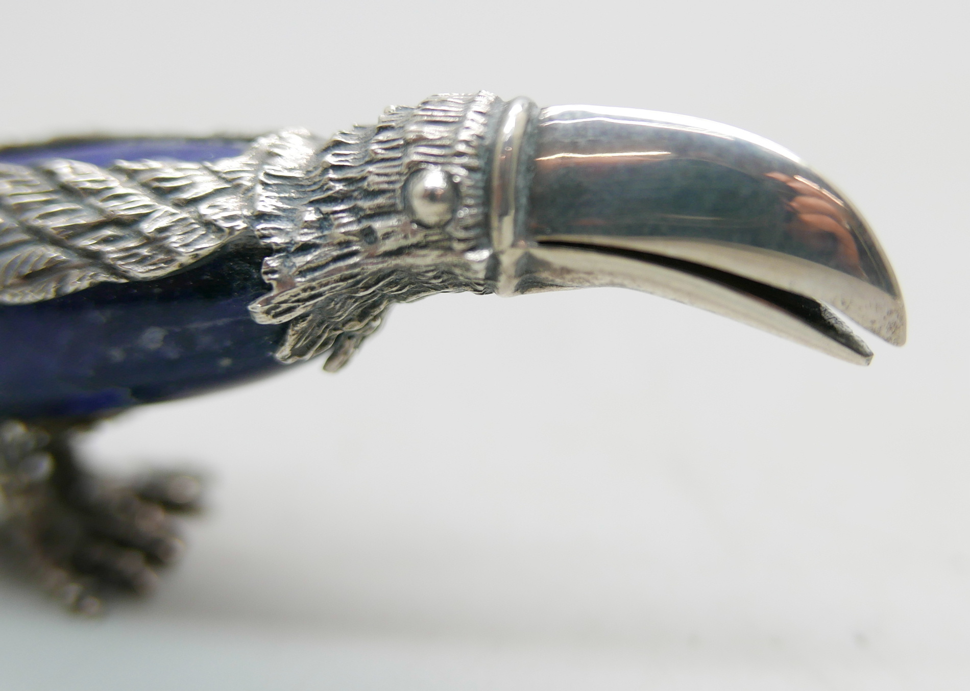 A novelty 925 silver mounted lapis lazuli place marker holder in the form of a toucan, length 9.5cm - Image 5 of 5