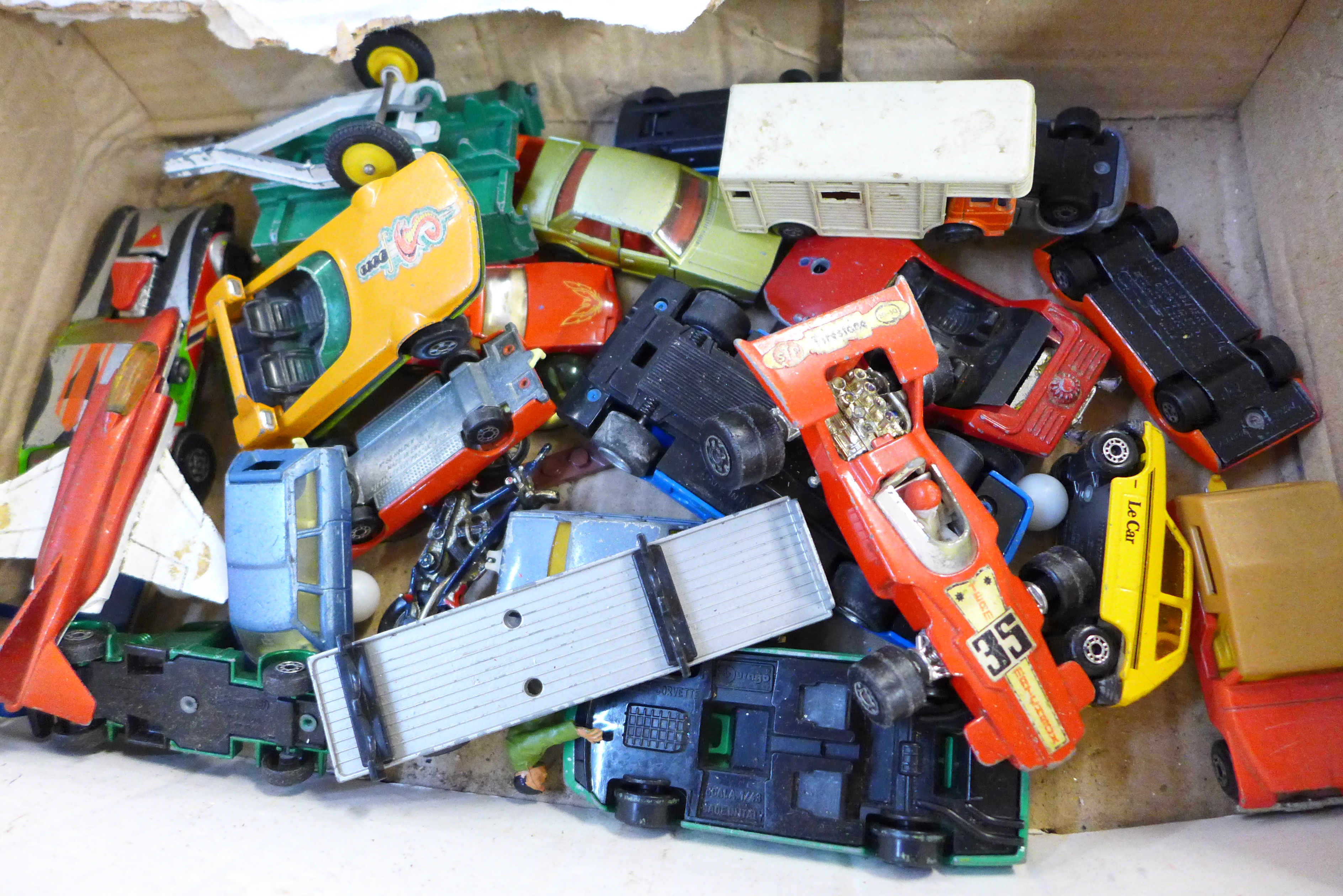 A collection of Dinky, Corgi and Matchbox vehicles, playworn - Image 5 of 5