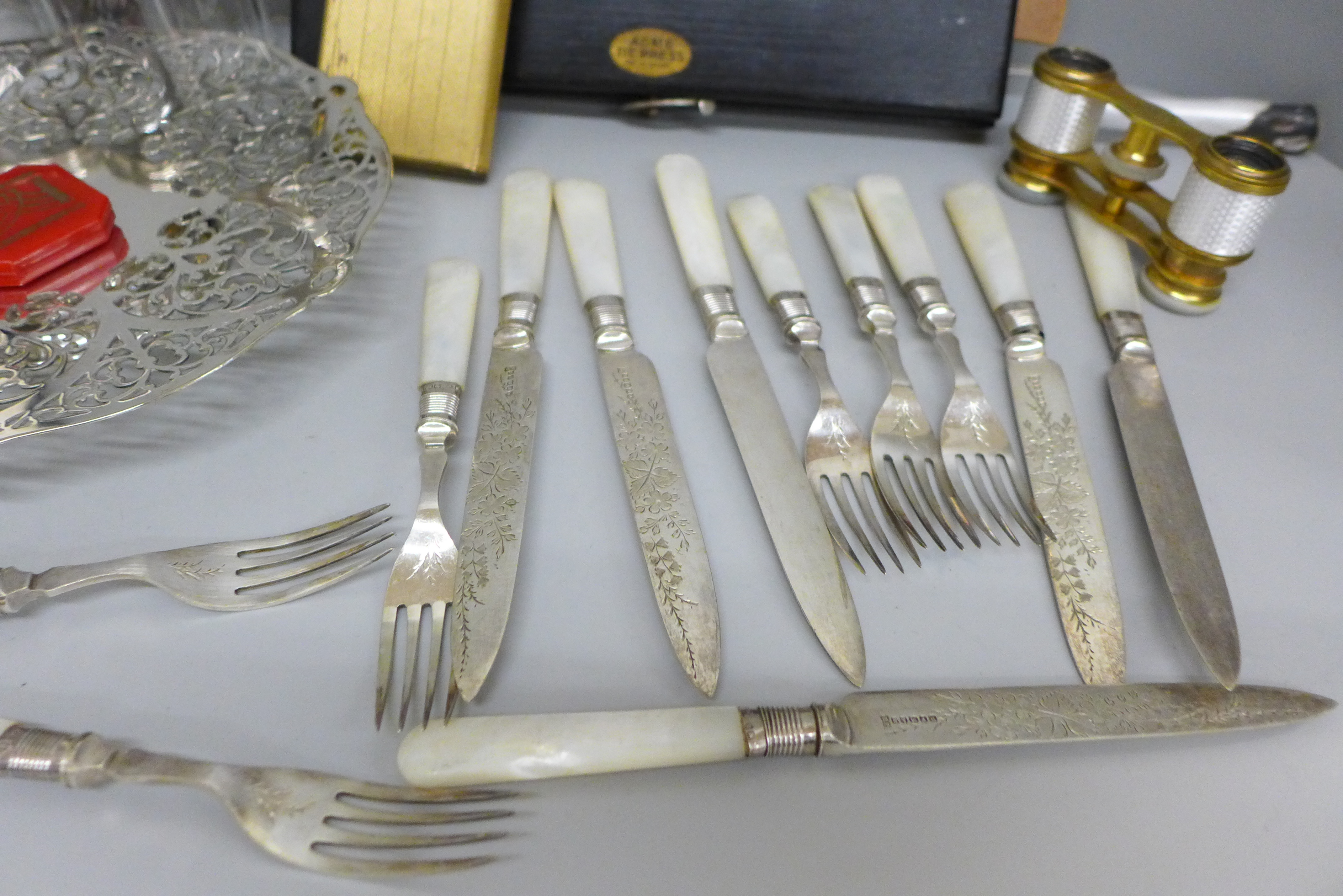 A pierced dish, dessert knives and forks, glass jars, a pair of French opera glasses, guilloche - Image 4 of 6