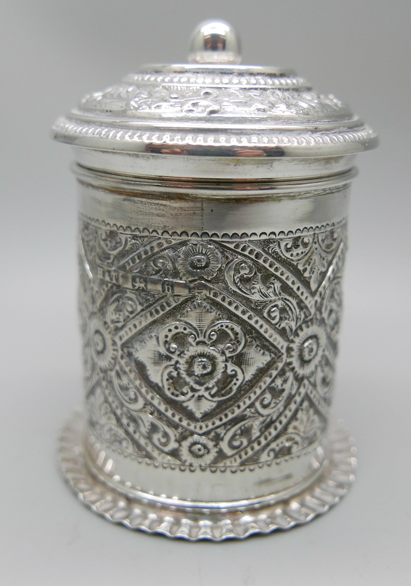 A Victorian embossed tea caddy, Birmingham 1876, 83g - Image 2 of 4