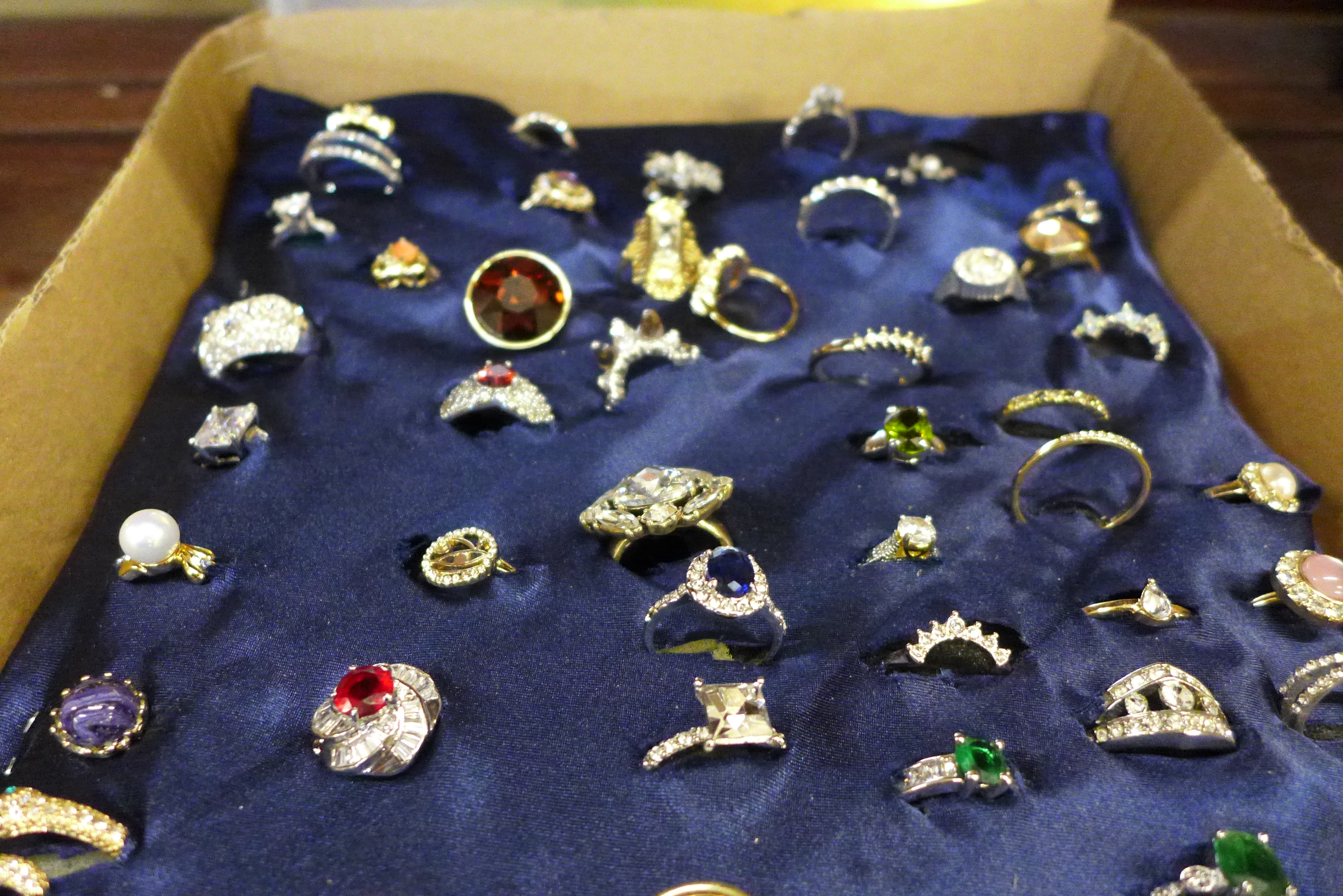 A collection of sixty dress rings - Image 3 of 3
