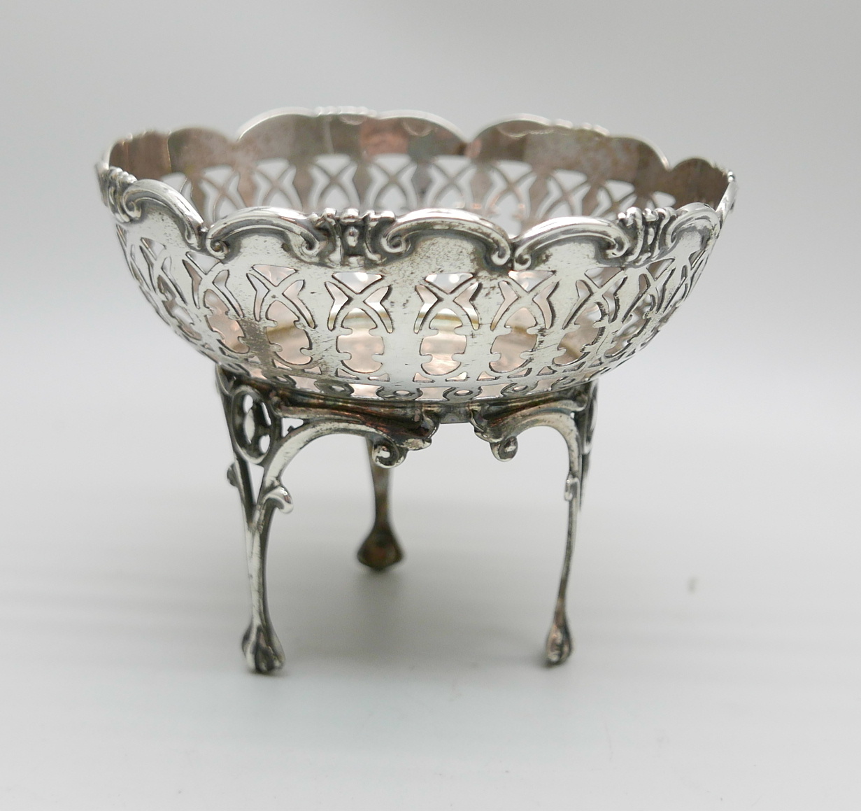 A pierced silver dish, Birmingham 1912, 75g, diameter 9cm
