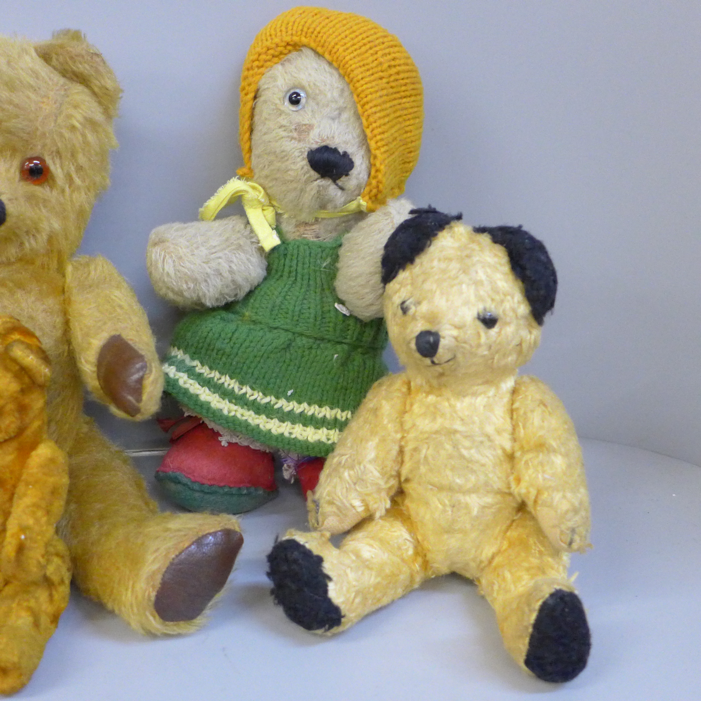 Seven vintage Teddy bears including one musical - Image 4 of 5