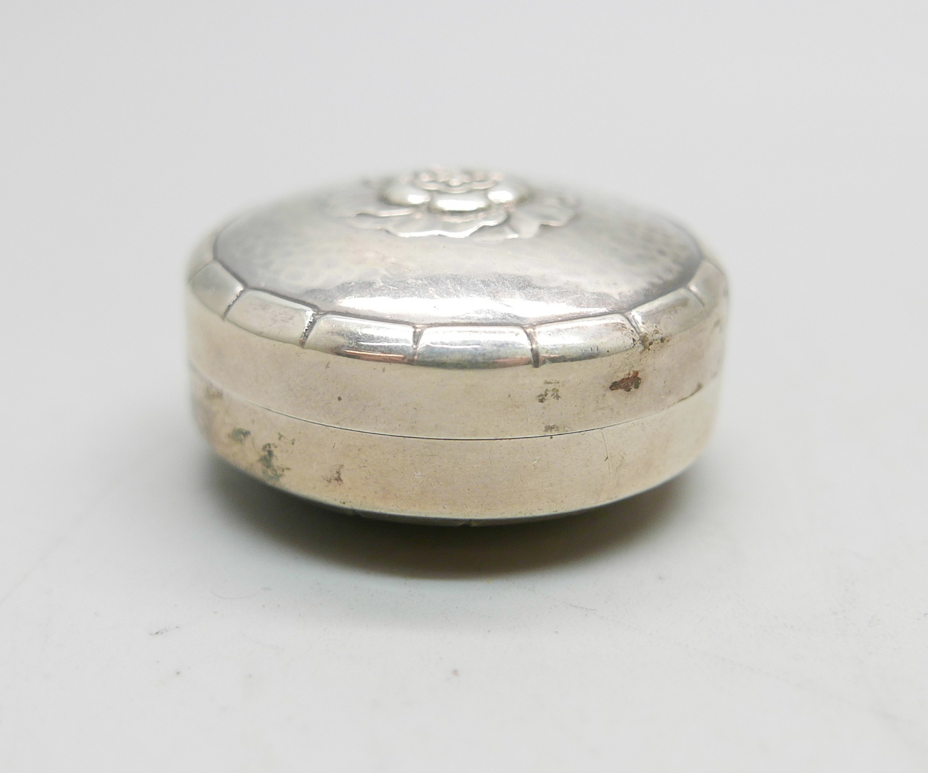 A Georg Jensen hammered silver pill box, 925S, 79D, diameter 35mm - Image 2 of 5