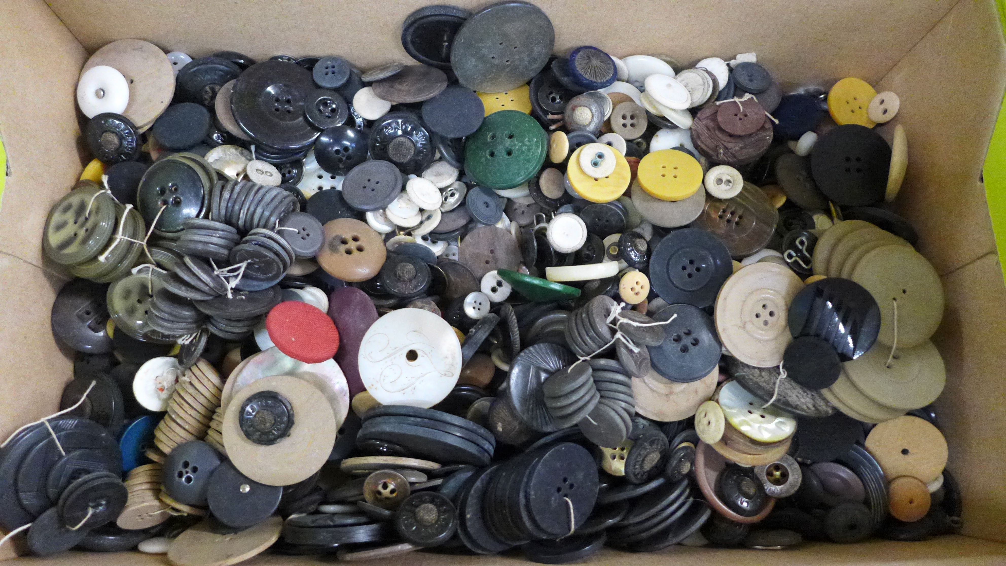 A box of vintage buttons - Image 2 of 3