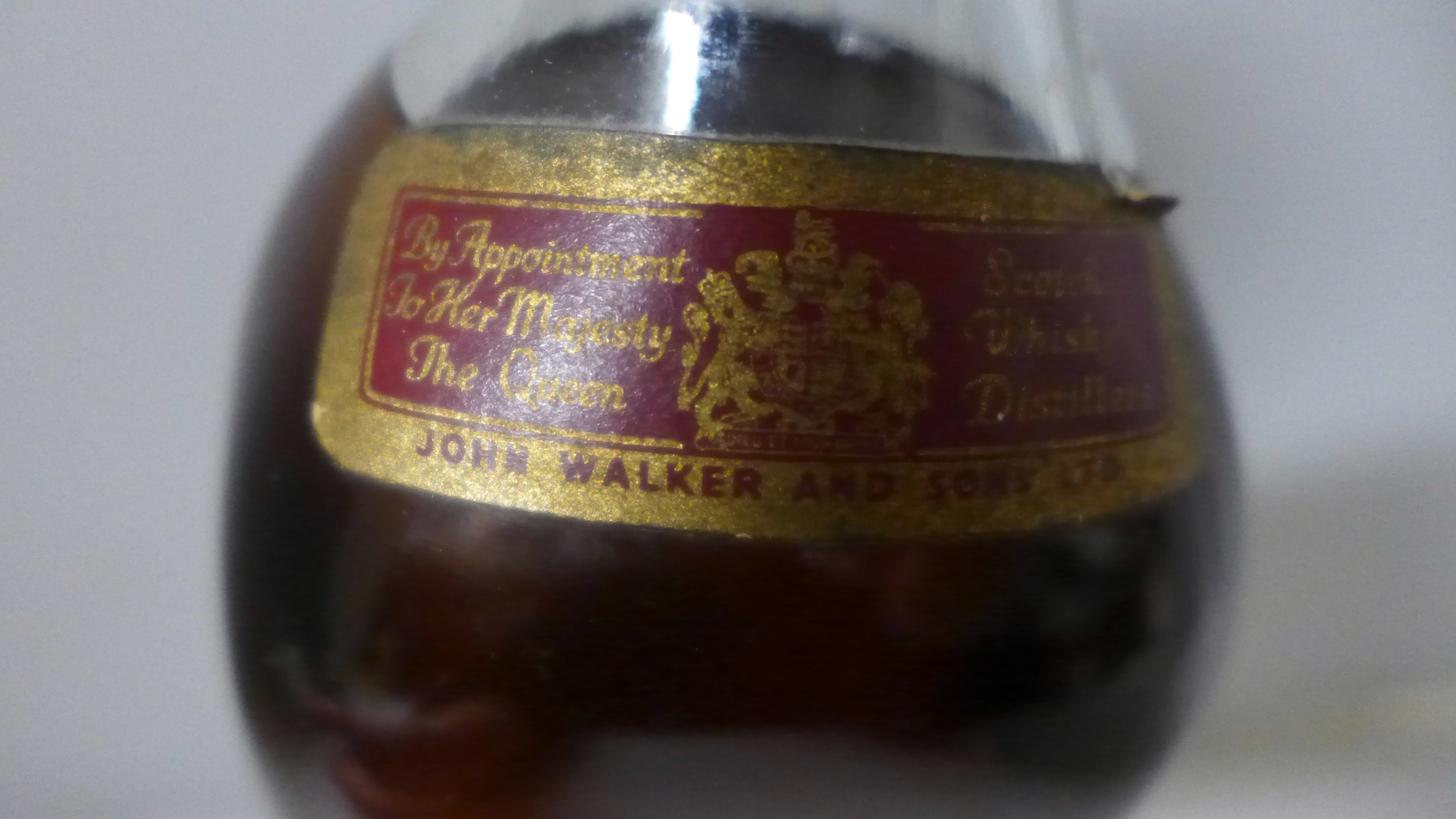 A bottle of Johnnie Walker Red Label Old Scotch Whisky, SB994S16 UCB raised backstamp (in vendor's - Image 4 of 4