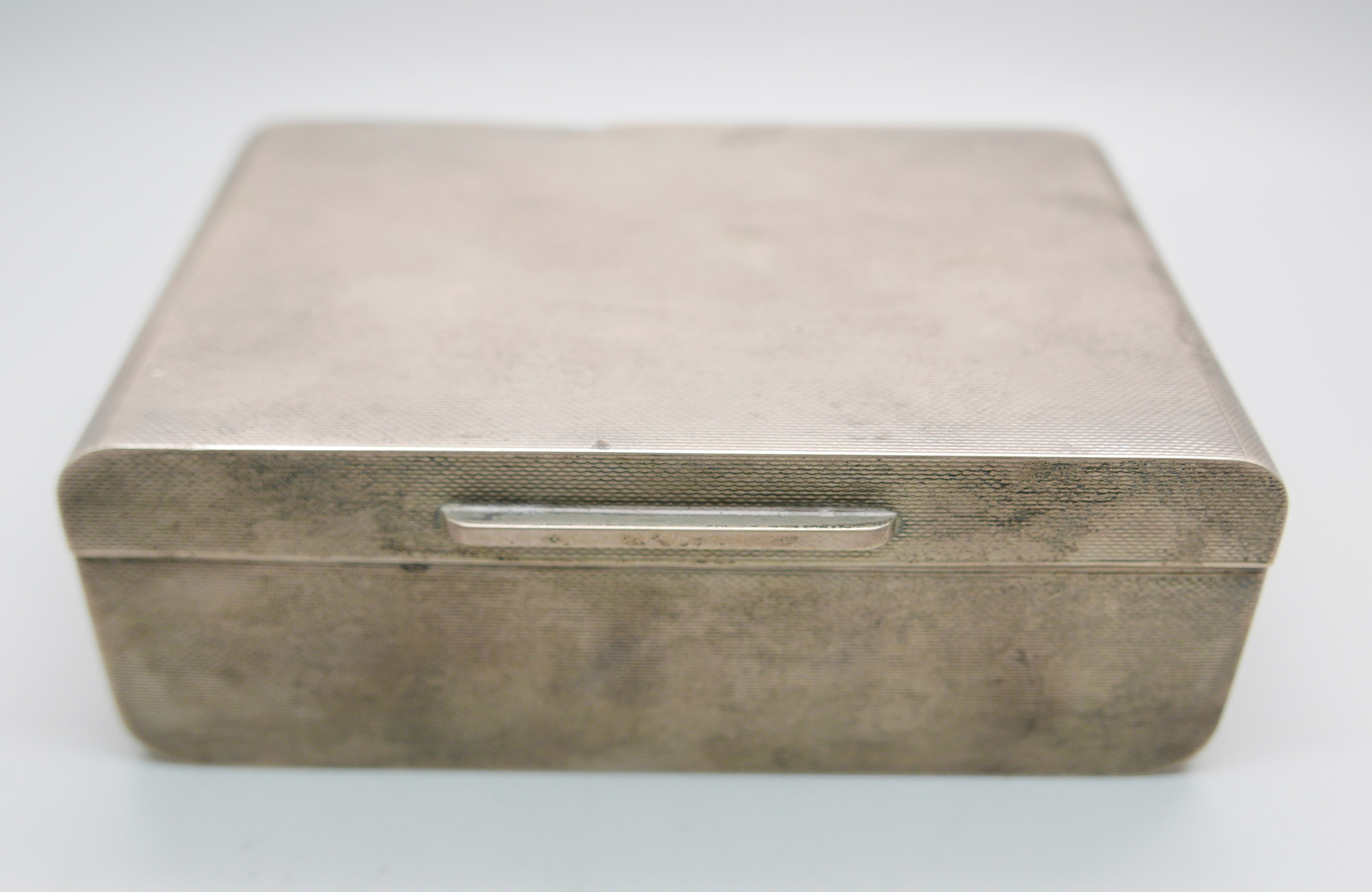 A silver cigarette box, total weight with liner 382g, 13.5cm wide