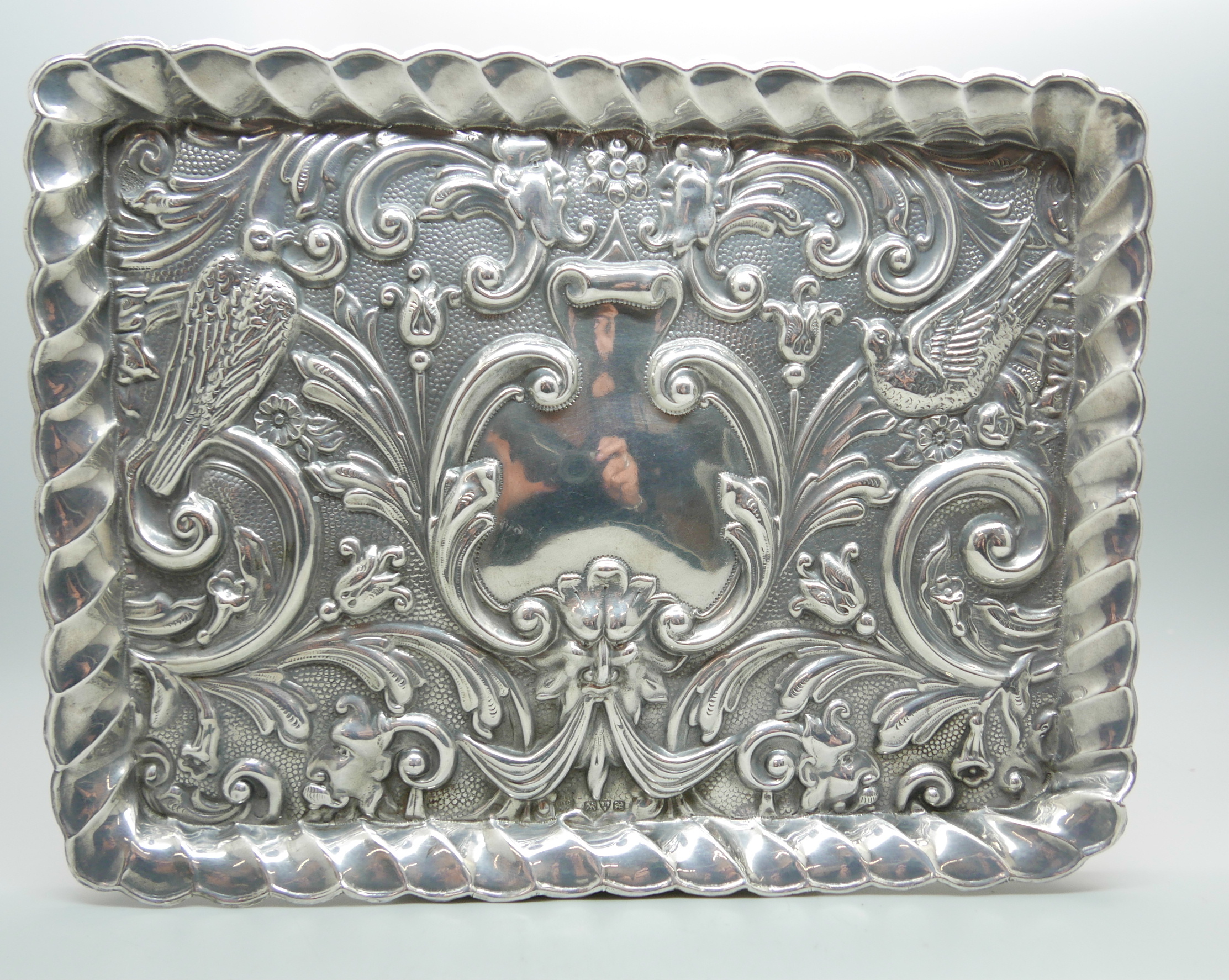 An embossed silver tray, Chester 1908, 163g, 17.5cm x 23cm - Image 3 of 4
