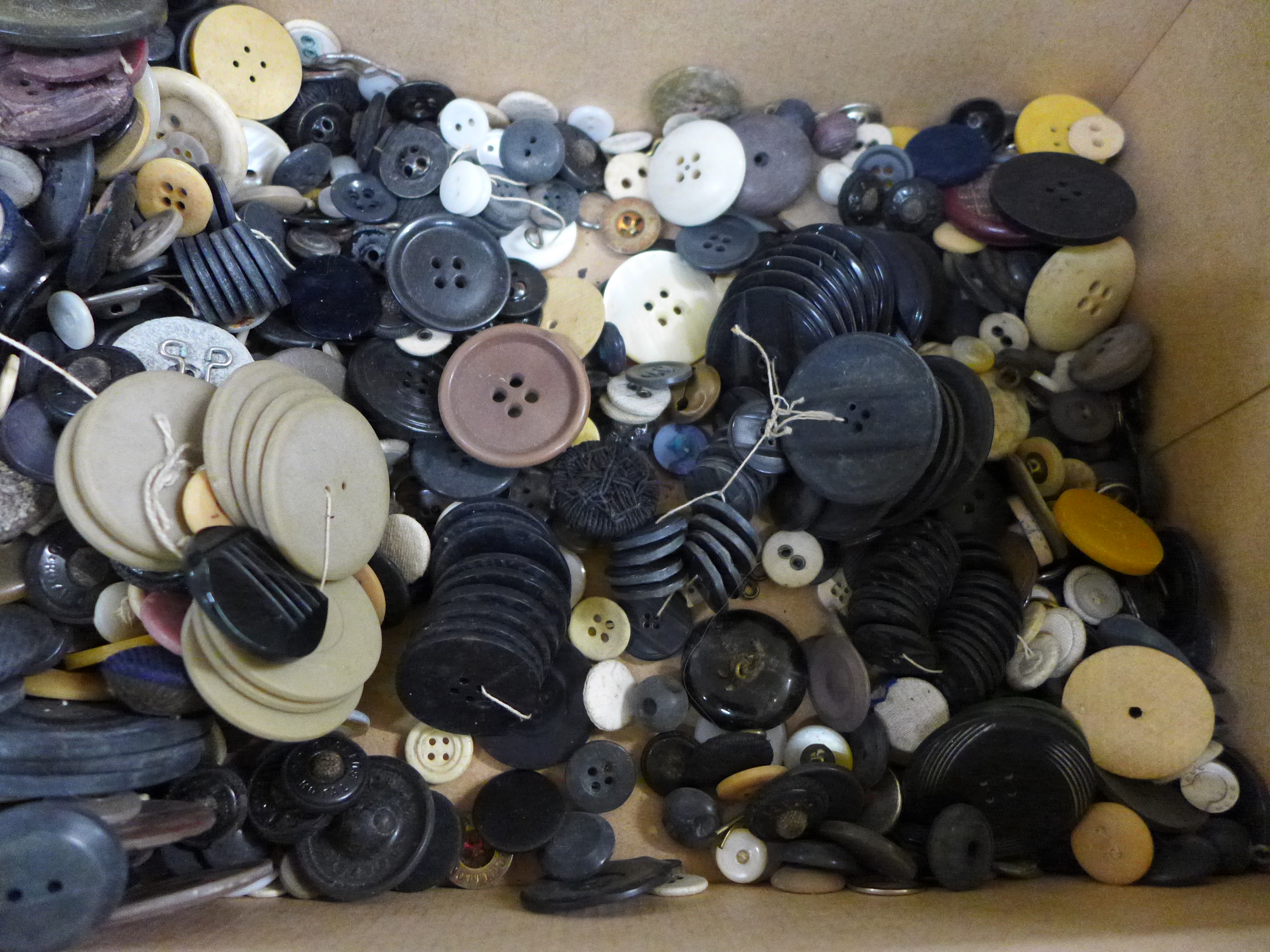 A box of vintage buttons - Image 3 of 3