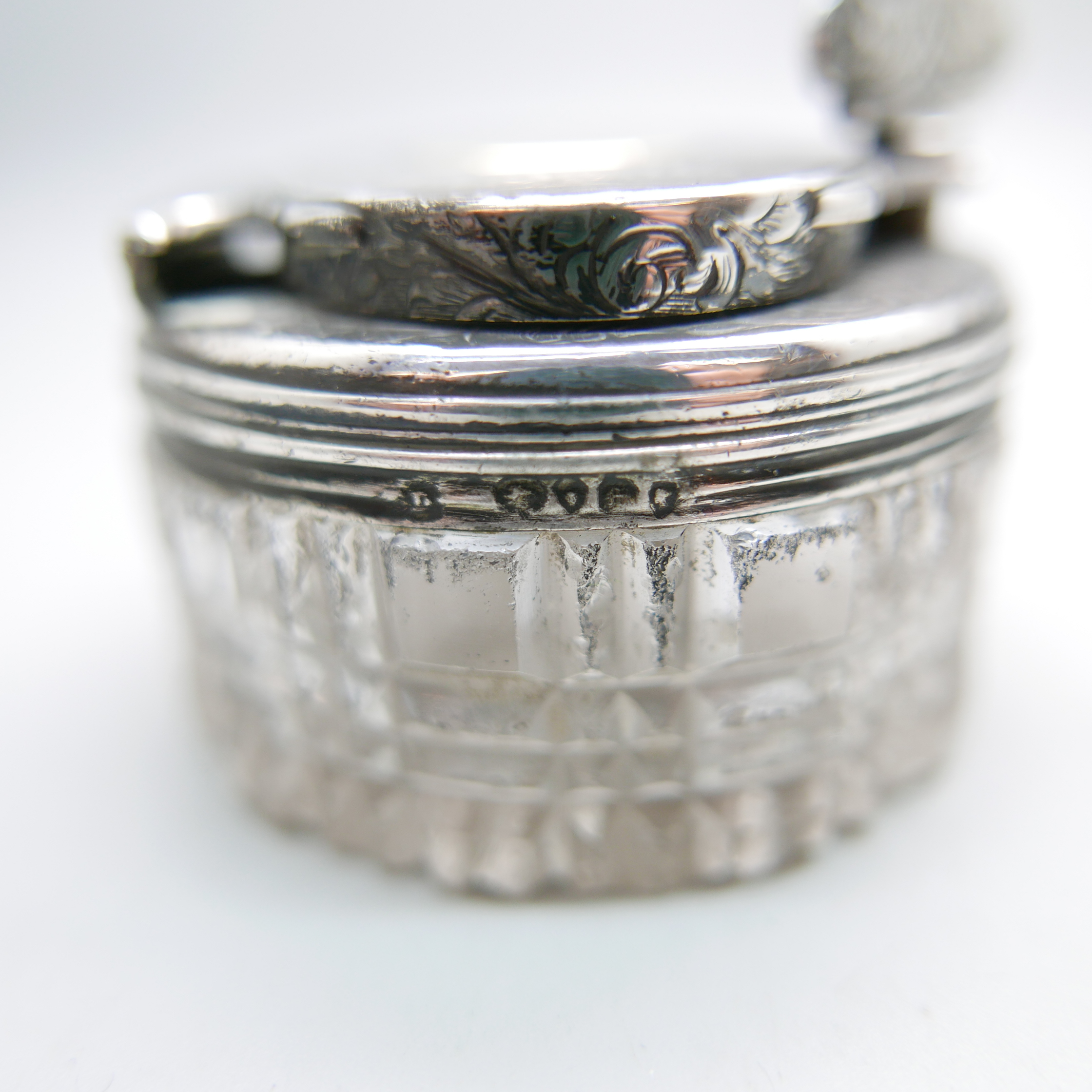 A Victorian silver topped glass travelling ink well - Image 6 of 6