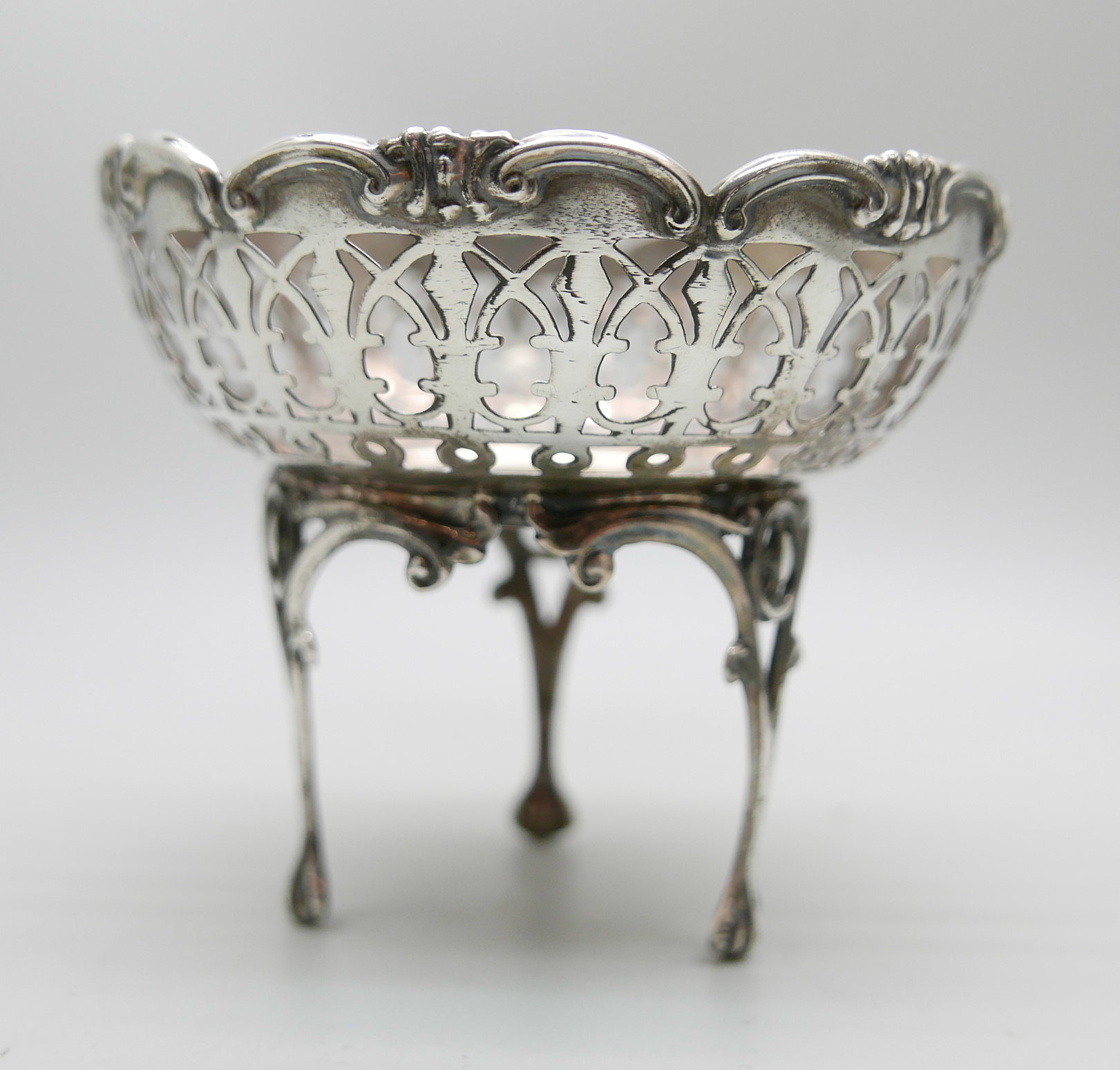 A pierced silver dish, Birmingham 1912, 75g, diameter 9cm - Image 3 of 4
