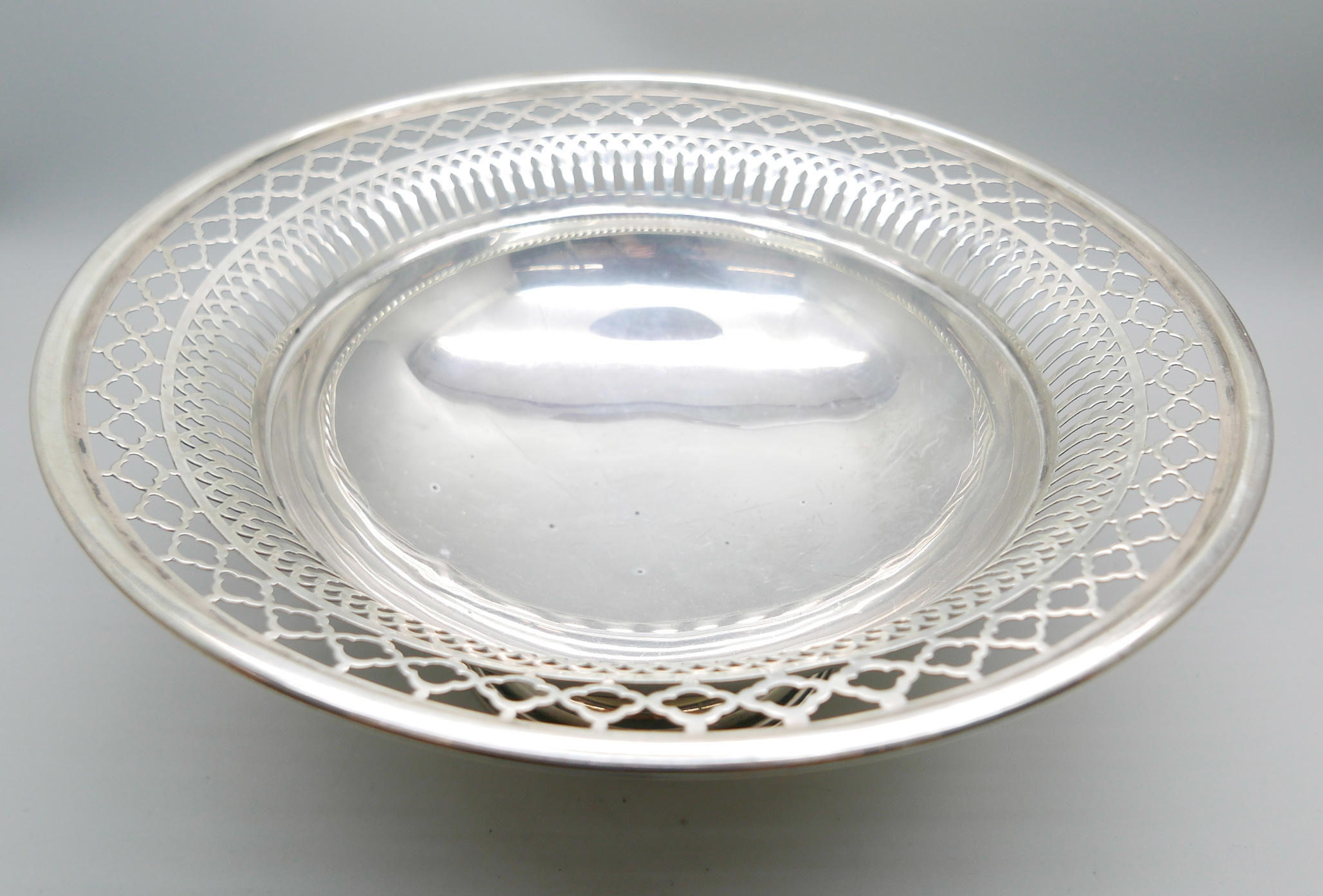 A pierced silver pedestal dish, Chester 1916, 397g, diameter 25cm - Image 2 of 5